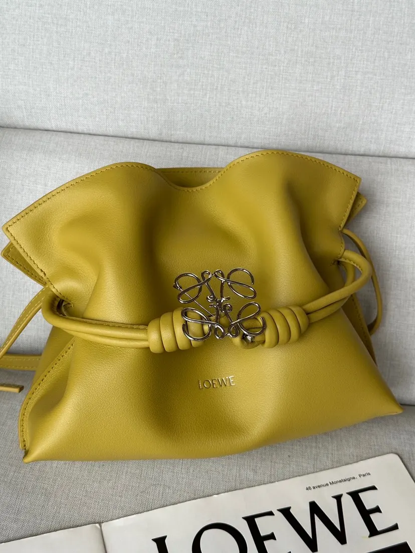 Loewe 金色 牛皮 可肩背 斜挎或手提 可拆卸可调整肩带 低调的磁扣开合 手拿包 精致手拿款