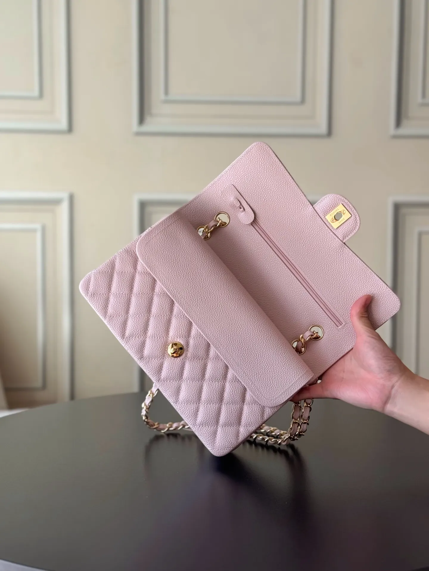 Chanel 浅粉色鱼子酱牛皮翻盖链条包 金扣