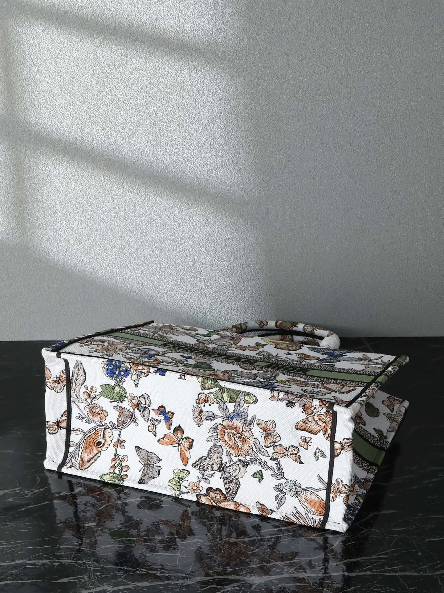 Book Tote 可收纳各种日常用品 全新演绎Baye图案混合效果D 托特包 大容量托特款