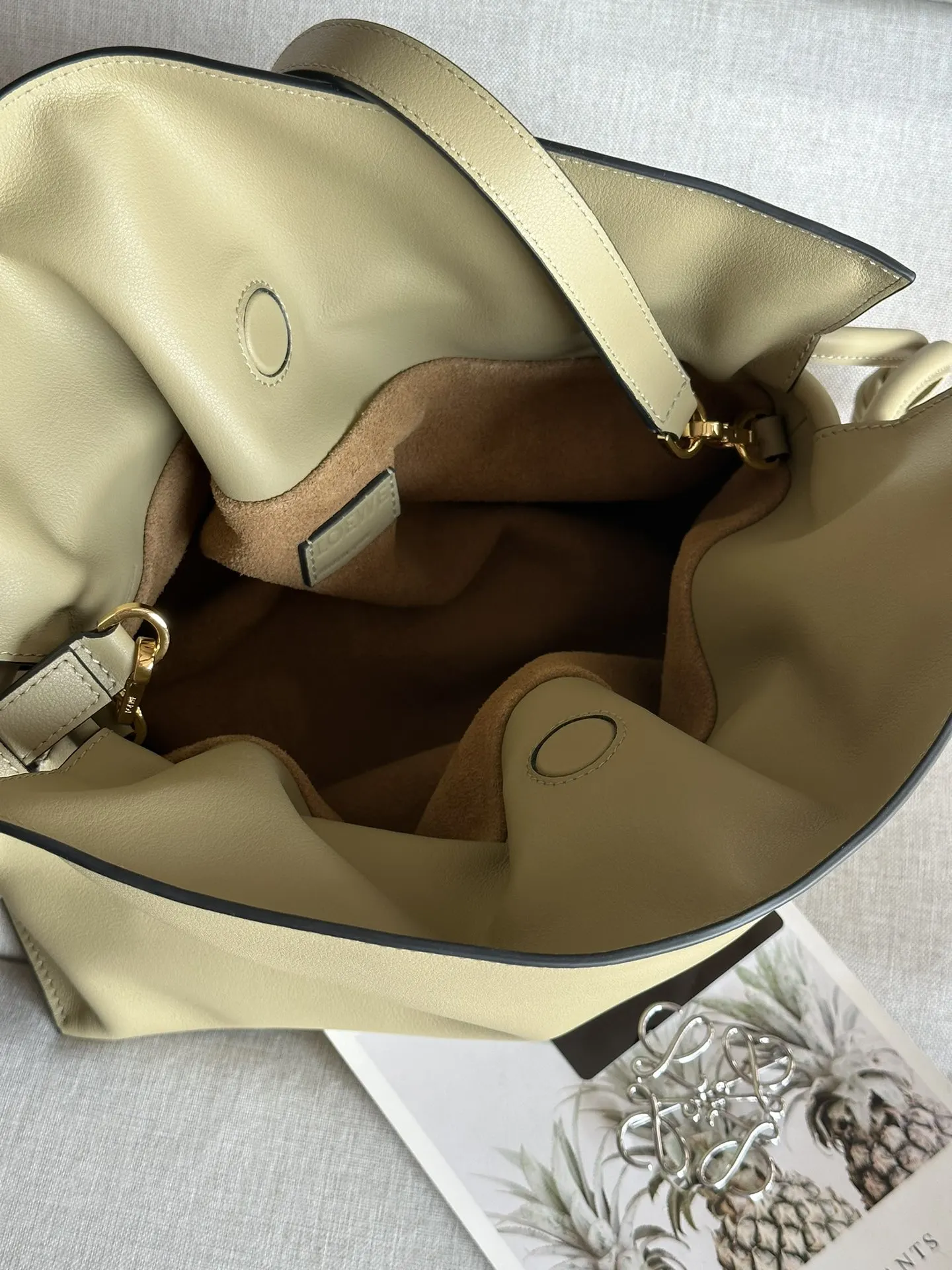 Loewe 小牛皮 手拿包 精致手拿款
