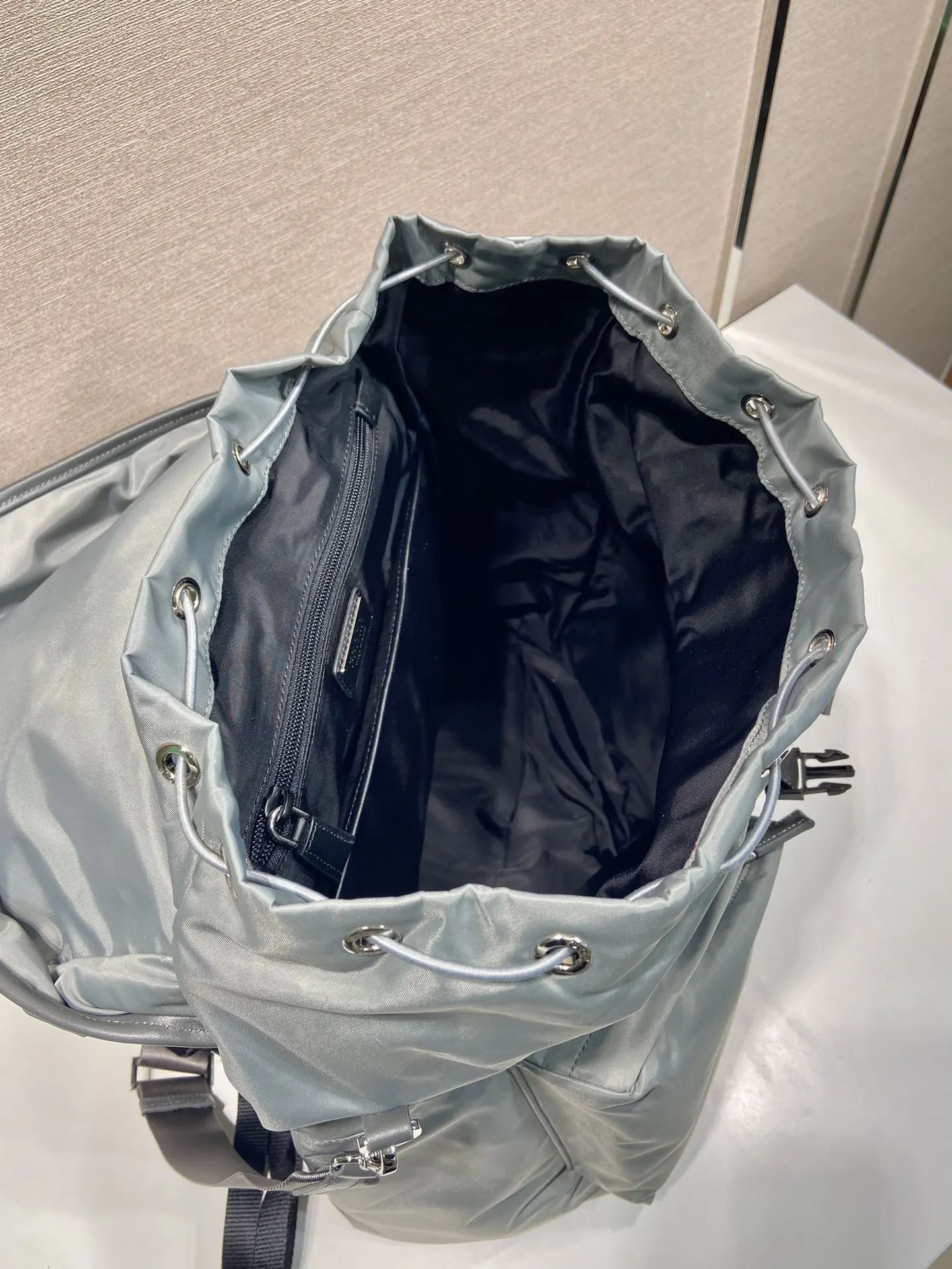 Prada 尼龙 牛皮 双肩背包 轻便实用