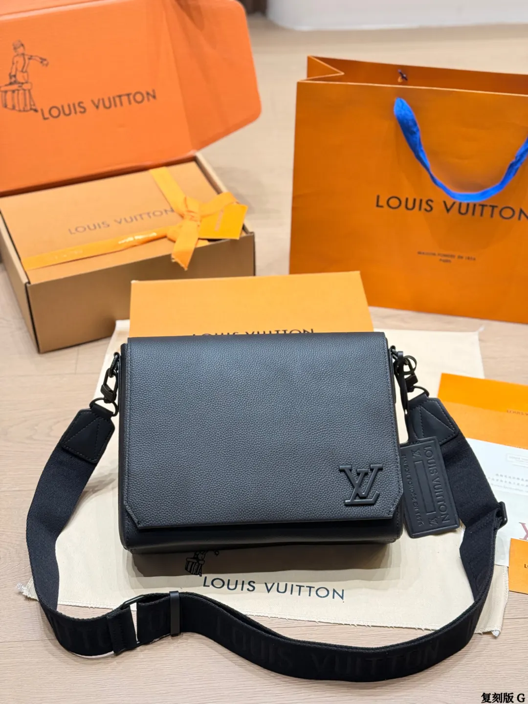 LV 黑色 小牛皮 版 牛皮 黑色牛皮邮差包​​ 黑色牛皮邮差包 斜挎包 轻便斜挎款