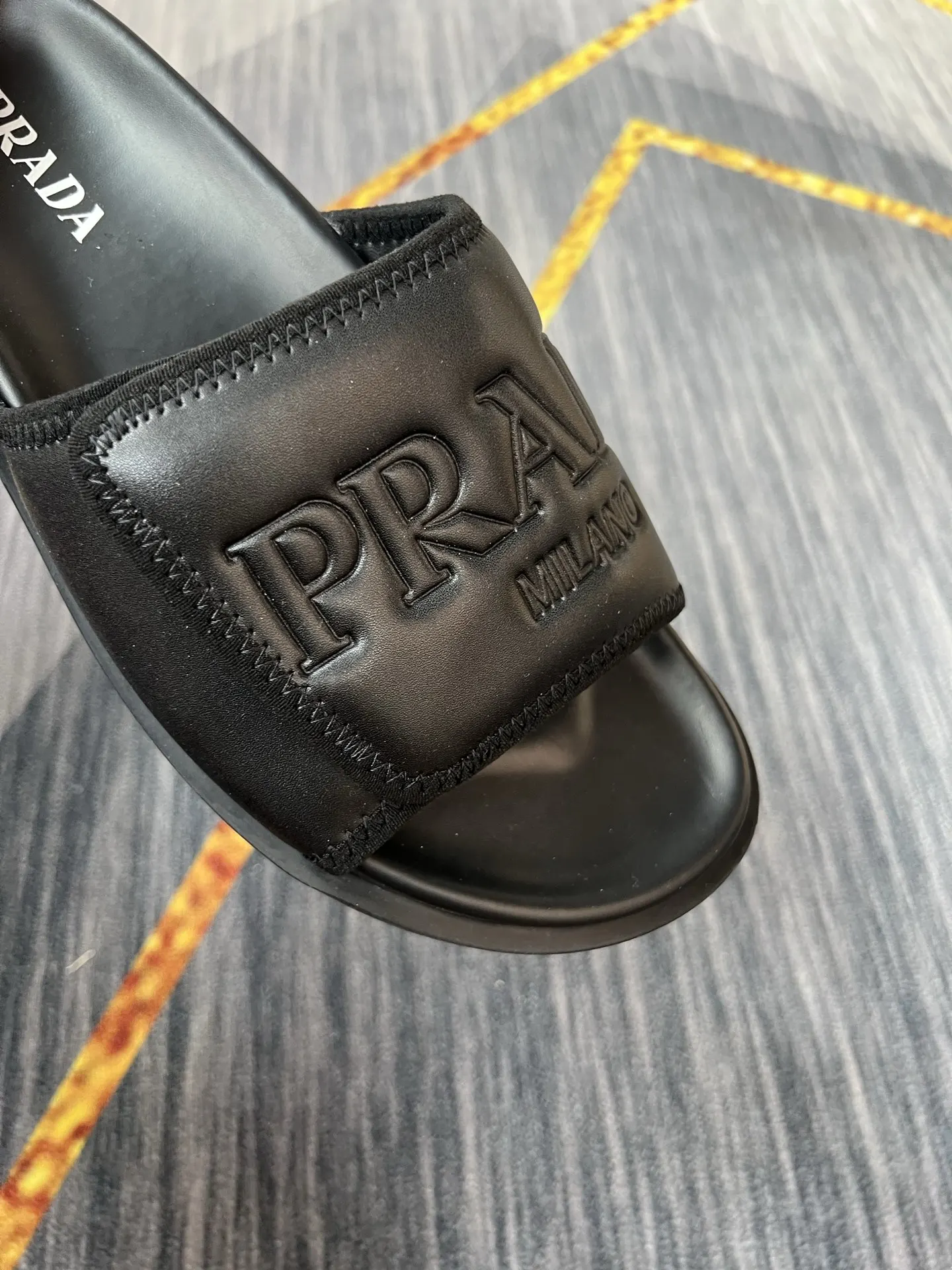 Prada 拖鞋 休闲凉拖