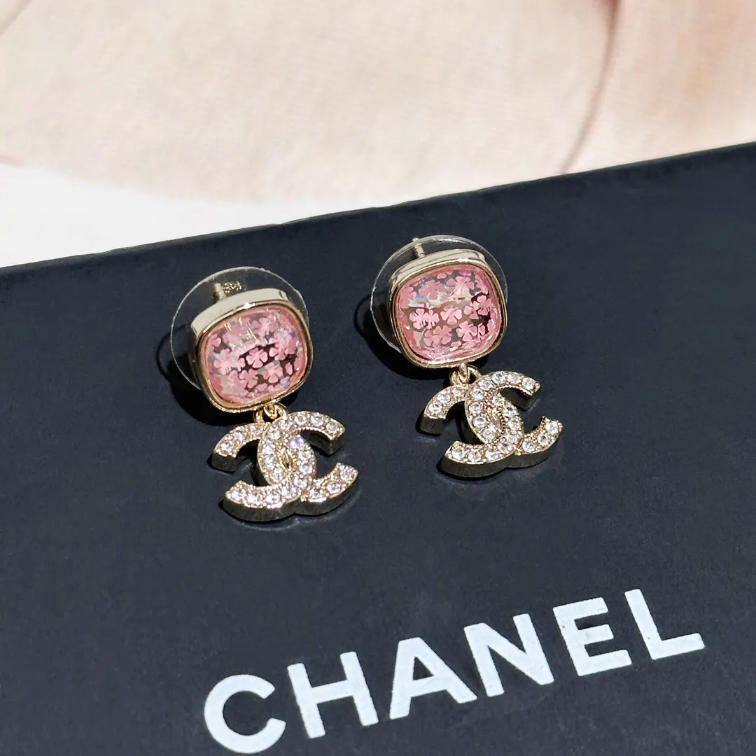 Chanel 粉色 四叶草 耳钉 小巧点缀 耳飾