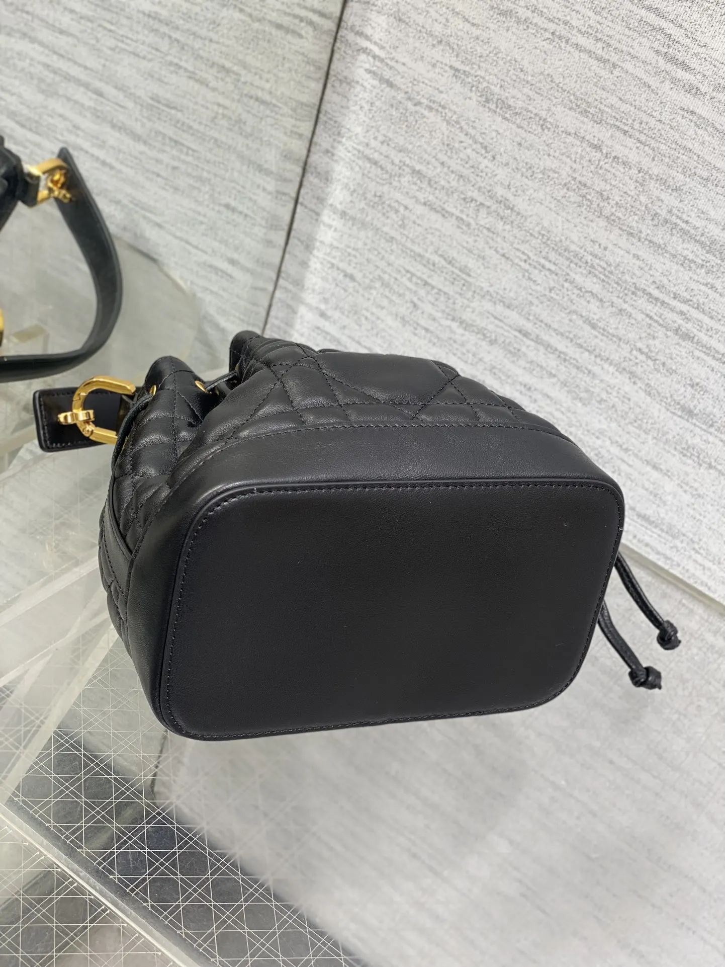 Dior 牛皮 全套 砖柜最新Jolie系列水桶包 优 鏈條包 精致鏈條款