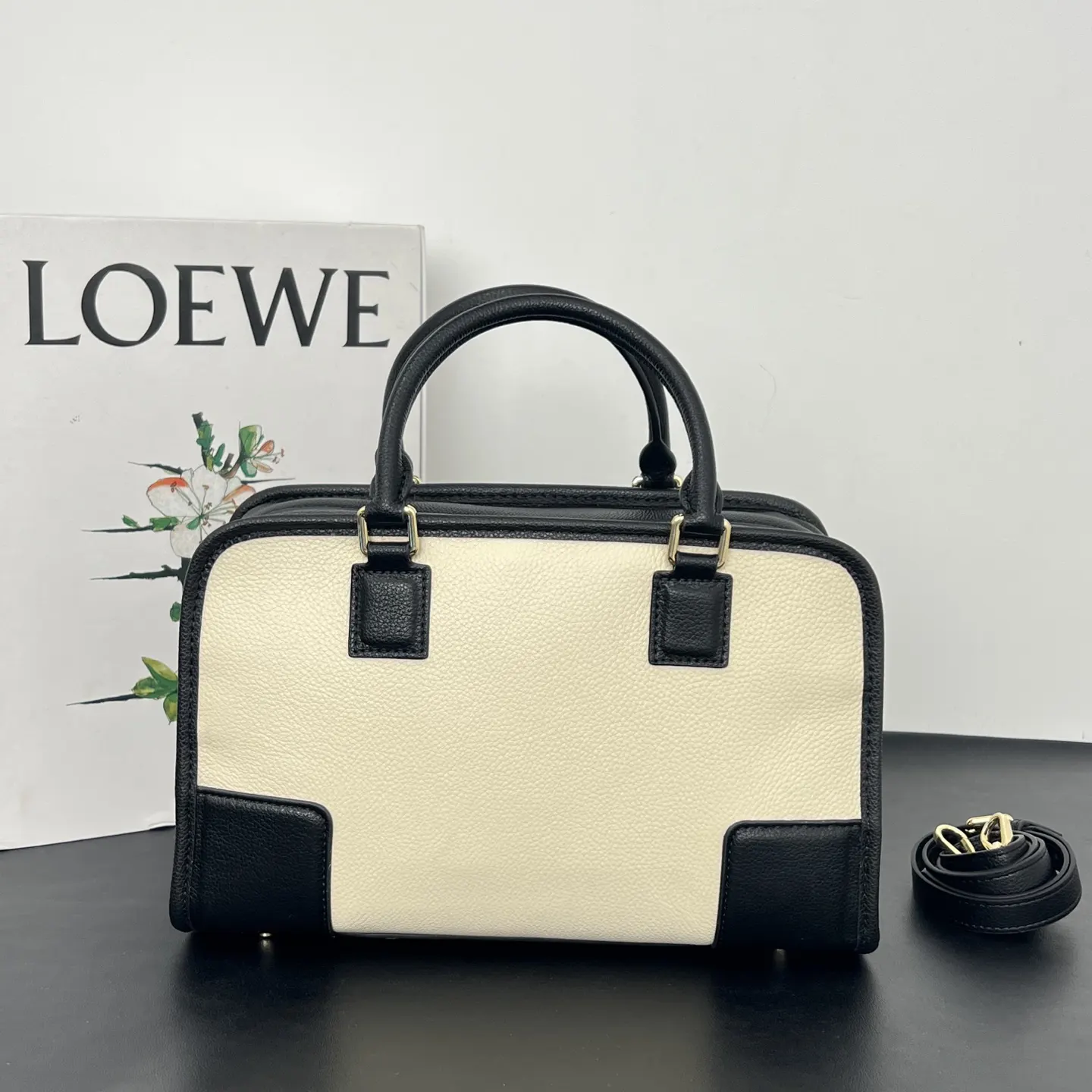 Loewe 牛皮手提包 精選款(數字8) Loewe 牛皮手提包 精選款(數字8)