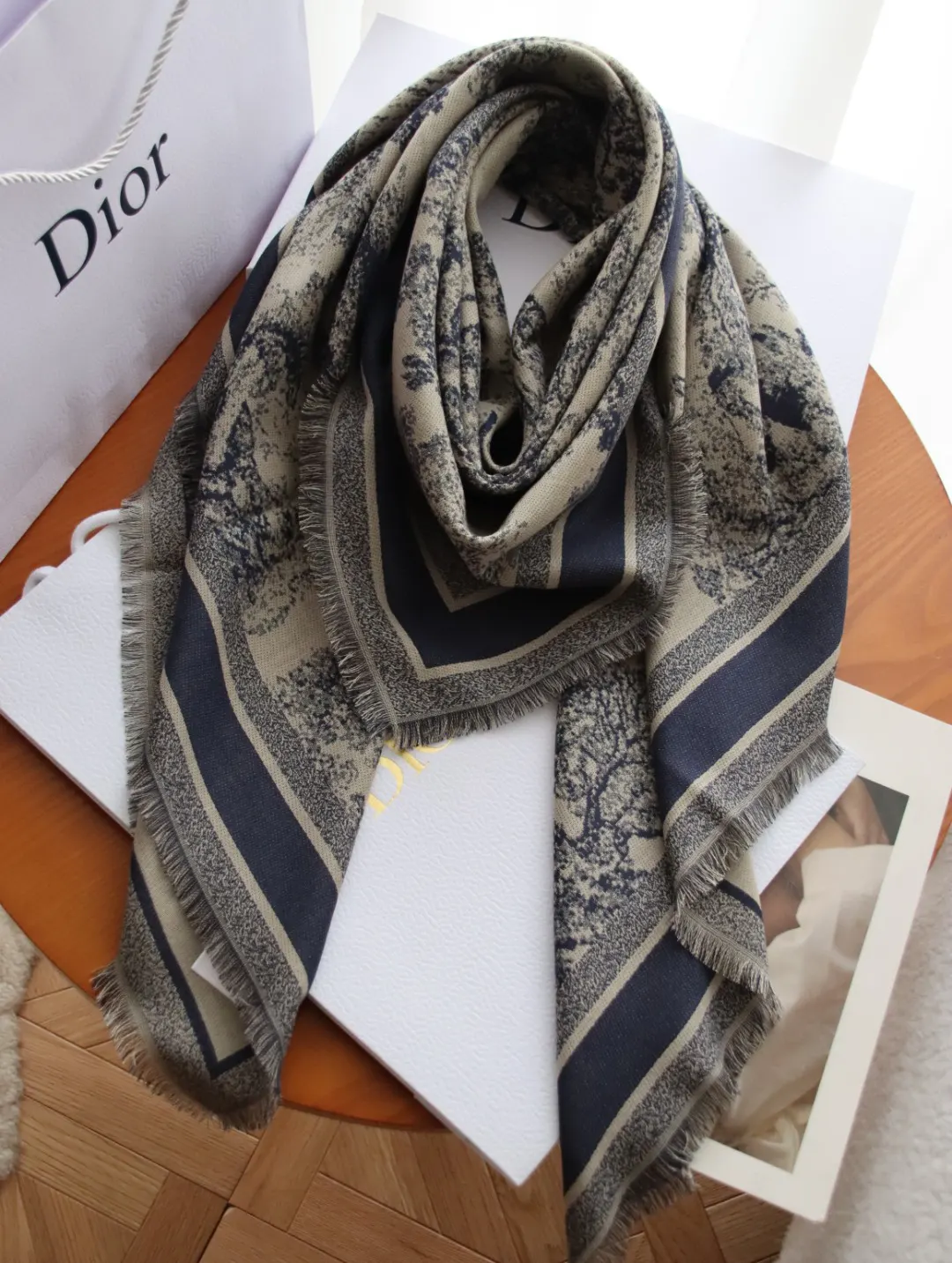 Dior 羊毛真絲方巾 精緻配飾 圍巾(數字6) Dior 羊毛真絲方巾 精緻配飾 圍巾(數字6)