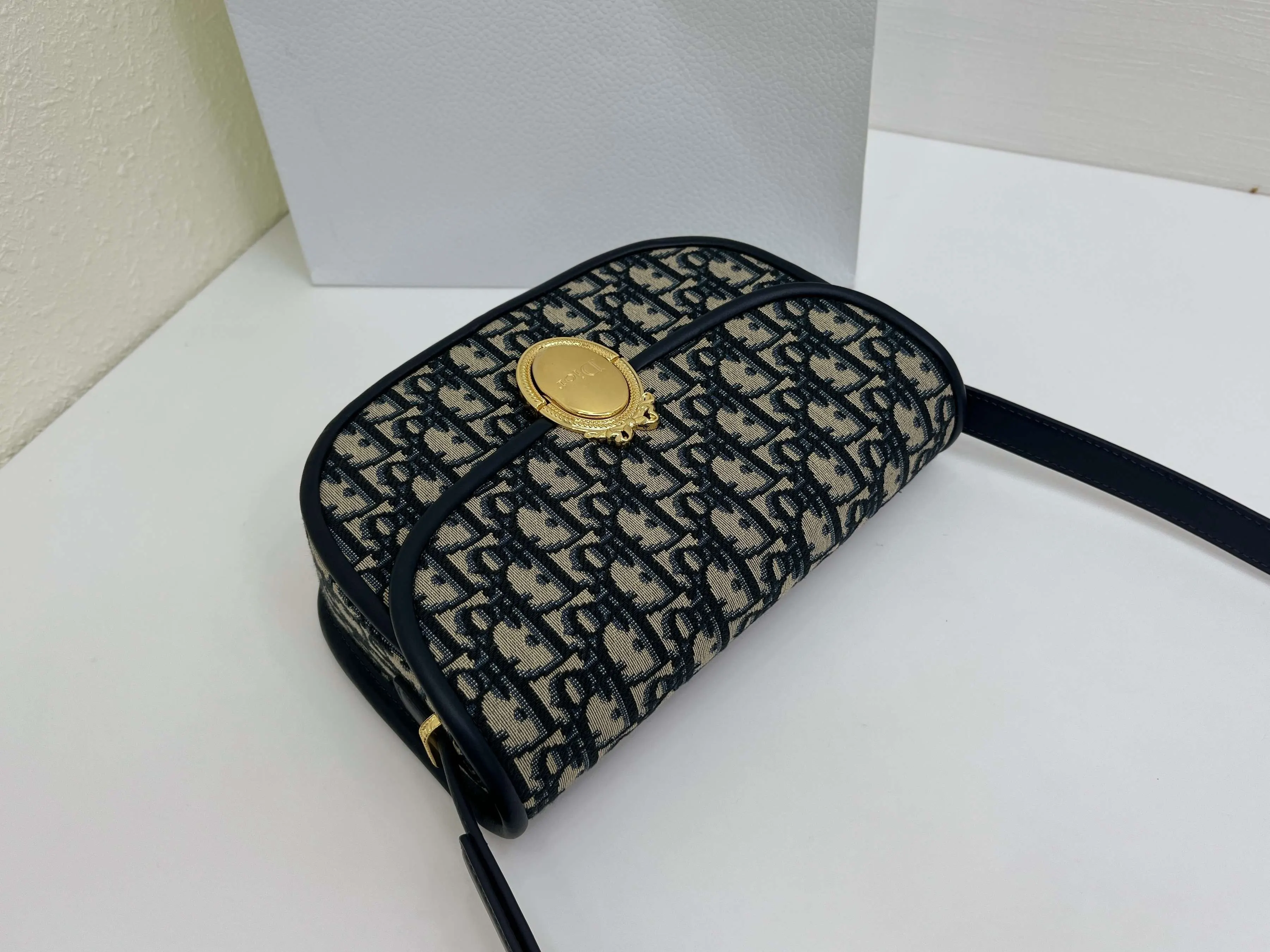 Dior 皮革 藍布 Medaillon 翻盖包是• 一款百搭的日常 斜背包 輕便斜挎款