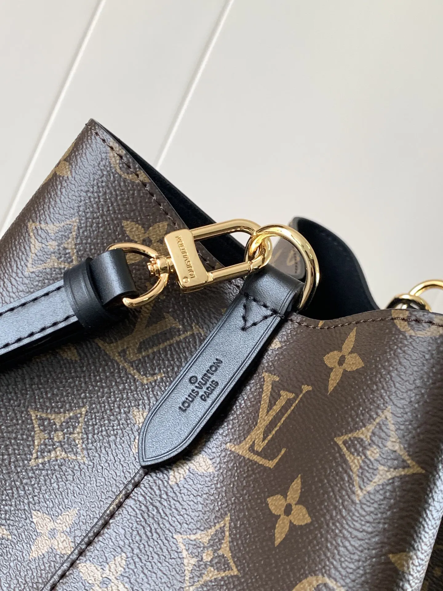 LV 牛皮 Mo涂层帆布一光滑牛皮饰边一超细纤维内 水桶包 休閒水桶款