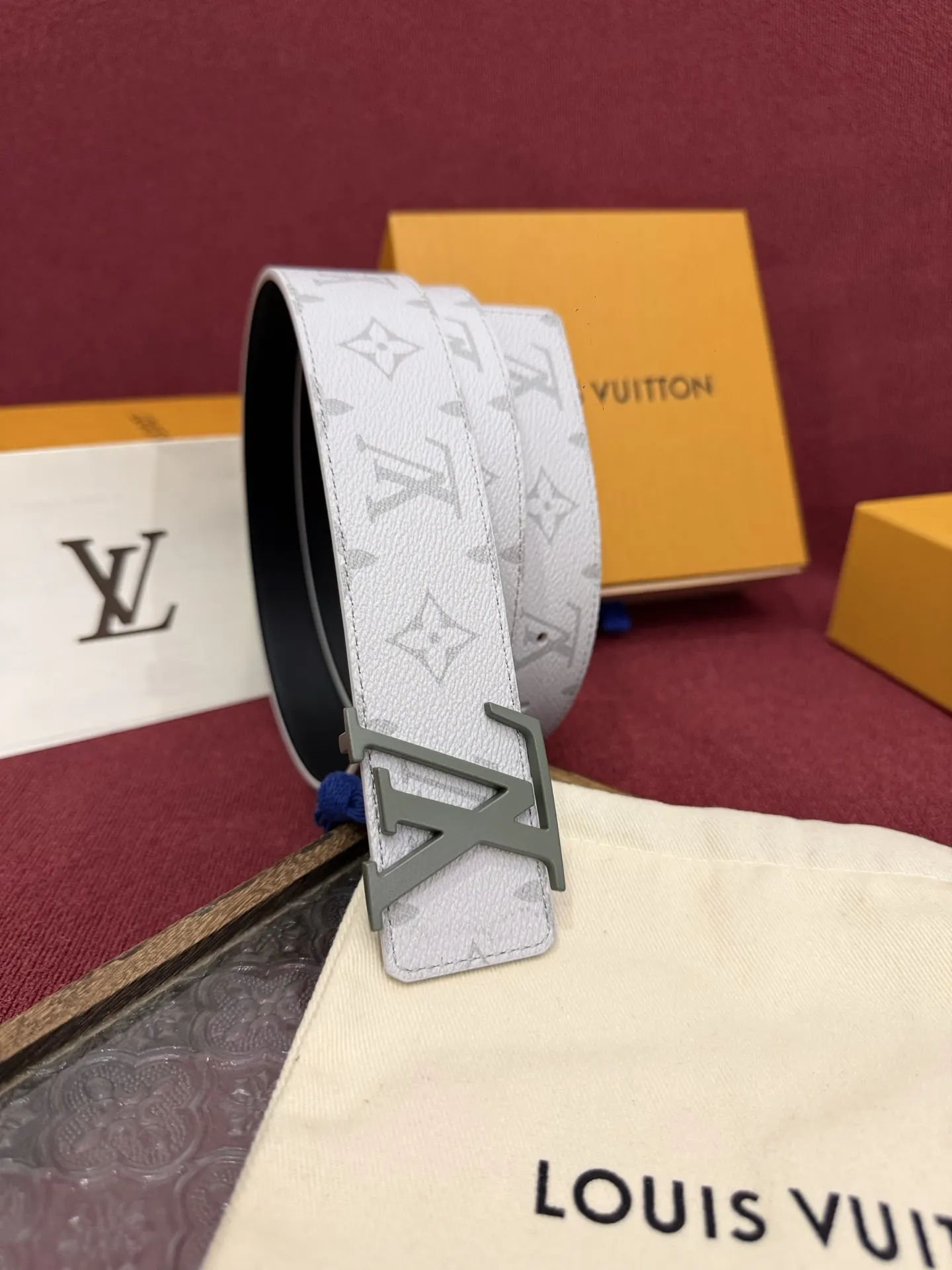 LV green, double-sided belt, business casual model Image 2 LV green, double-sided belt, business casual model Image 2
