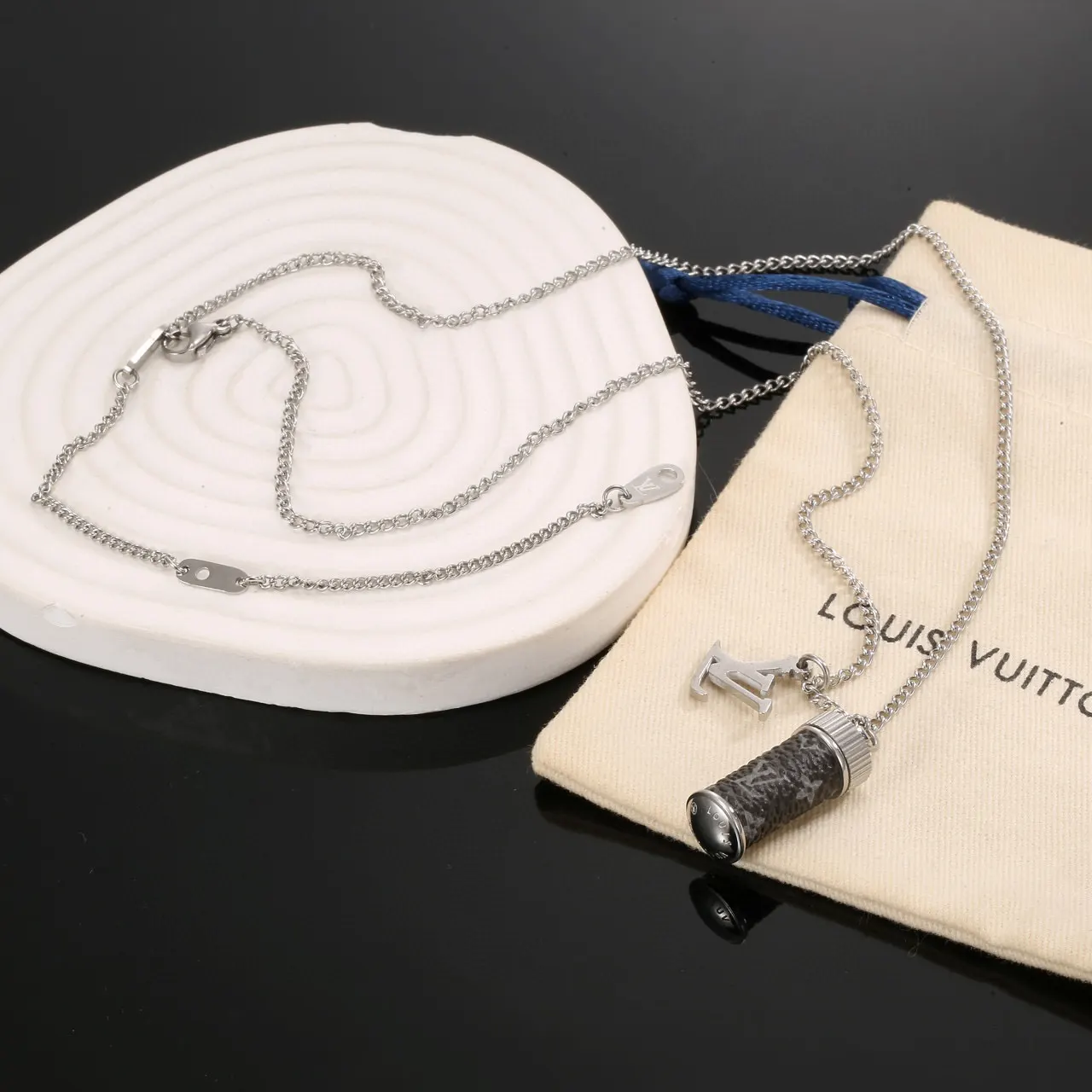 Louis Vuitton 鏈條 Mo字母 香水瓶 项链 精致锁骨链(數字7) Louis Vuitton 鏈條 Mo字母 香水瓶 项链 精致锁骨链(數字7)