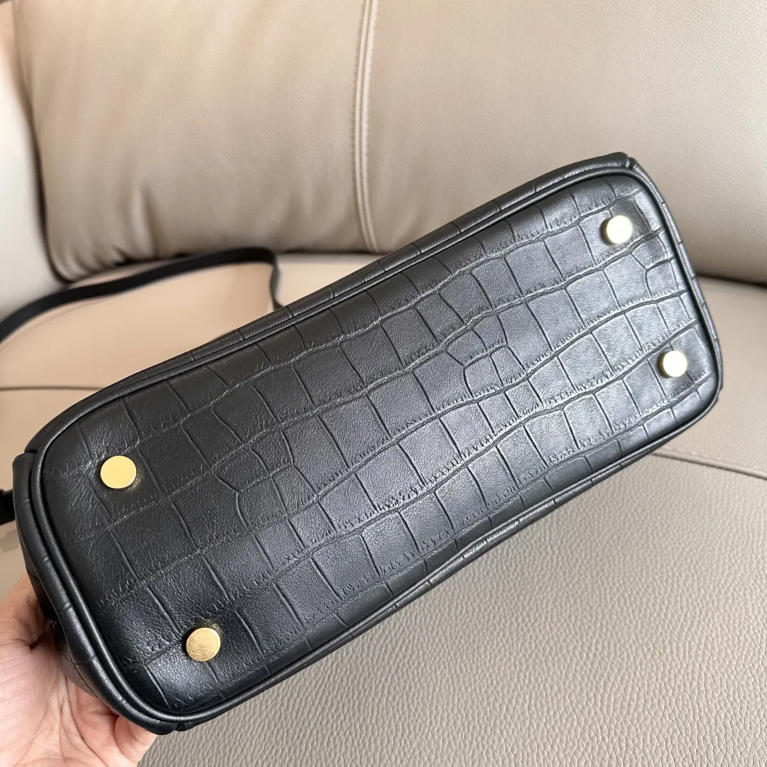 小牛皮 选用鳄鱼纹質感小牛皮打造 融入柔软反绒面革内衬 托特包 大容量托特款