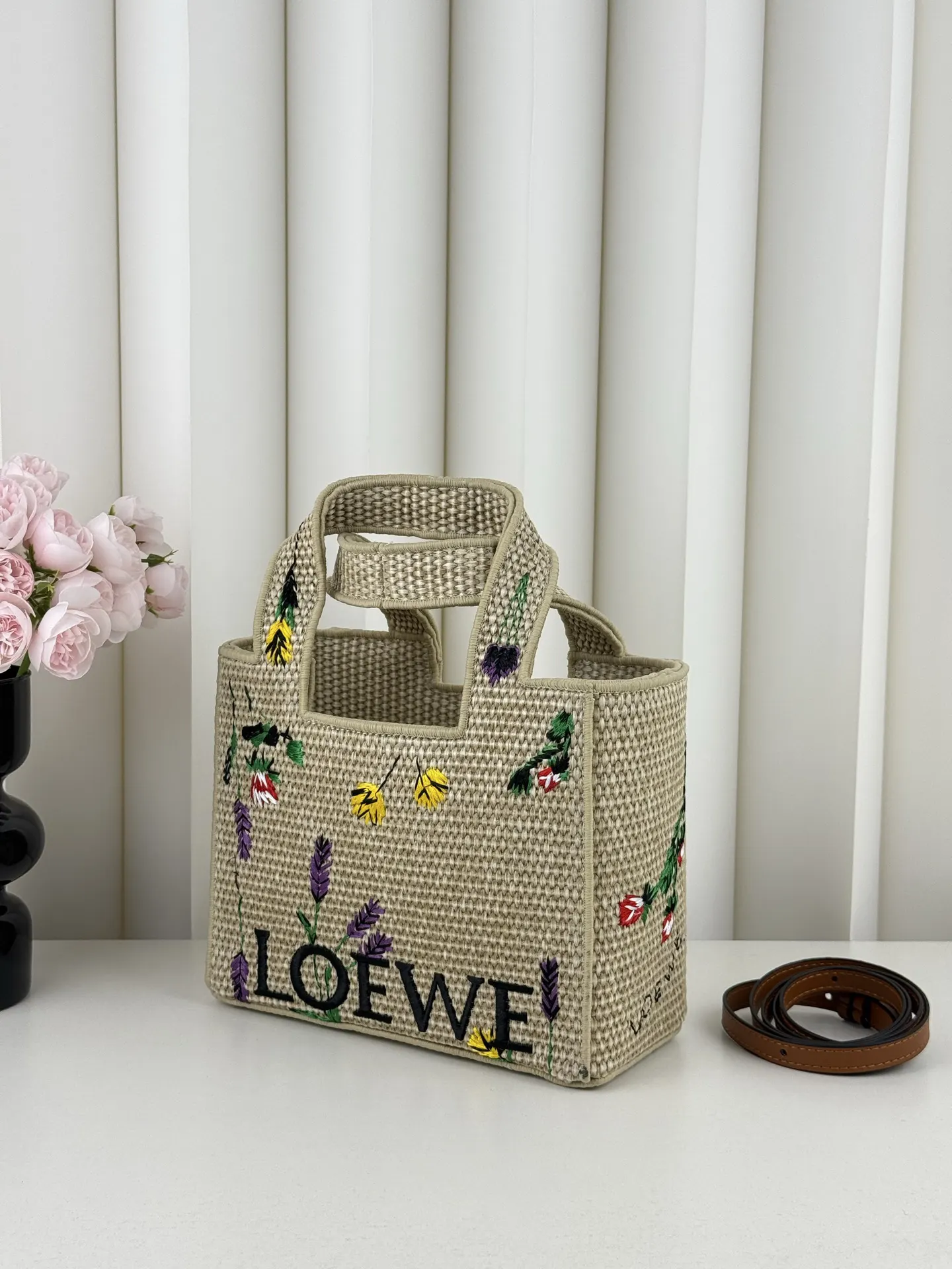 Loewe 罗意威刺绣 夏日海岛系列推出了 草编 托特包 大容量托特款