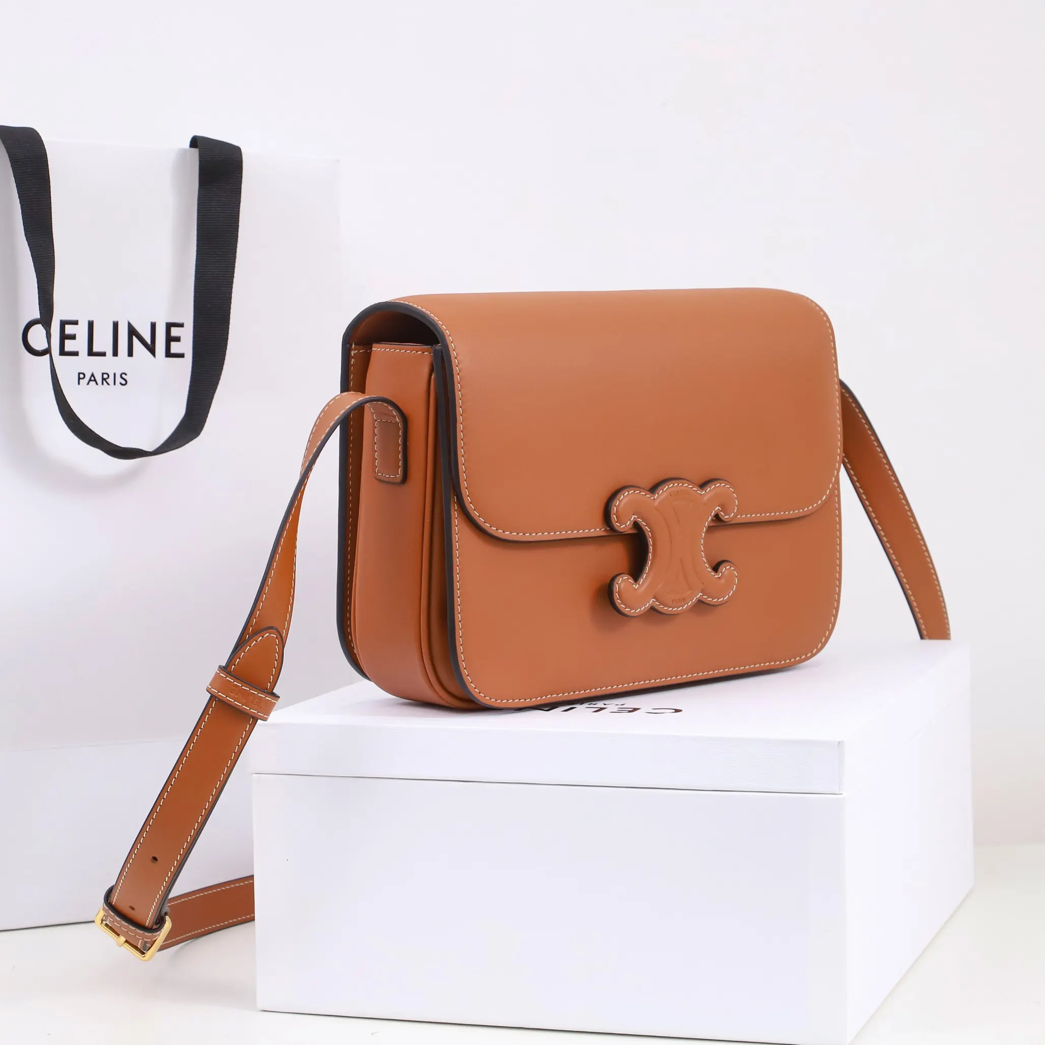 Celine 牛皮 将复古元素与品牌一向拿手的利落线条向结合 气质高贵 水桶包 休闲水桶款