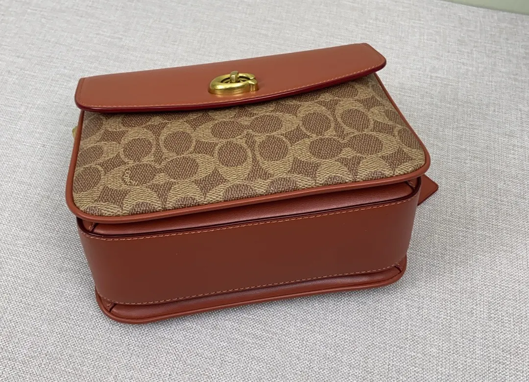 Coach 老花 斜背包 輕便斜挎款
