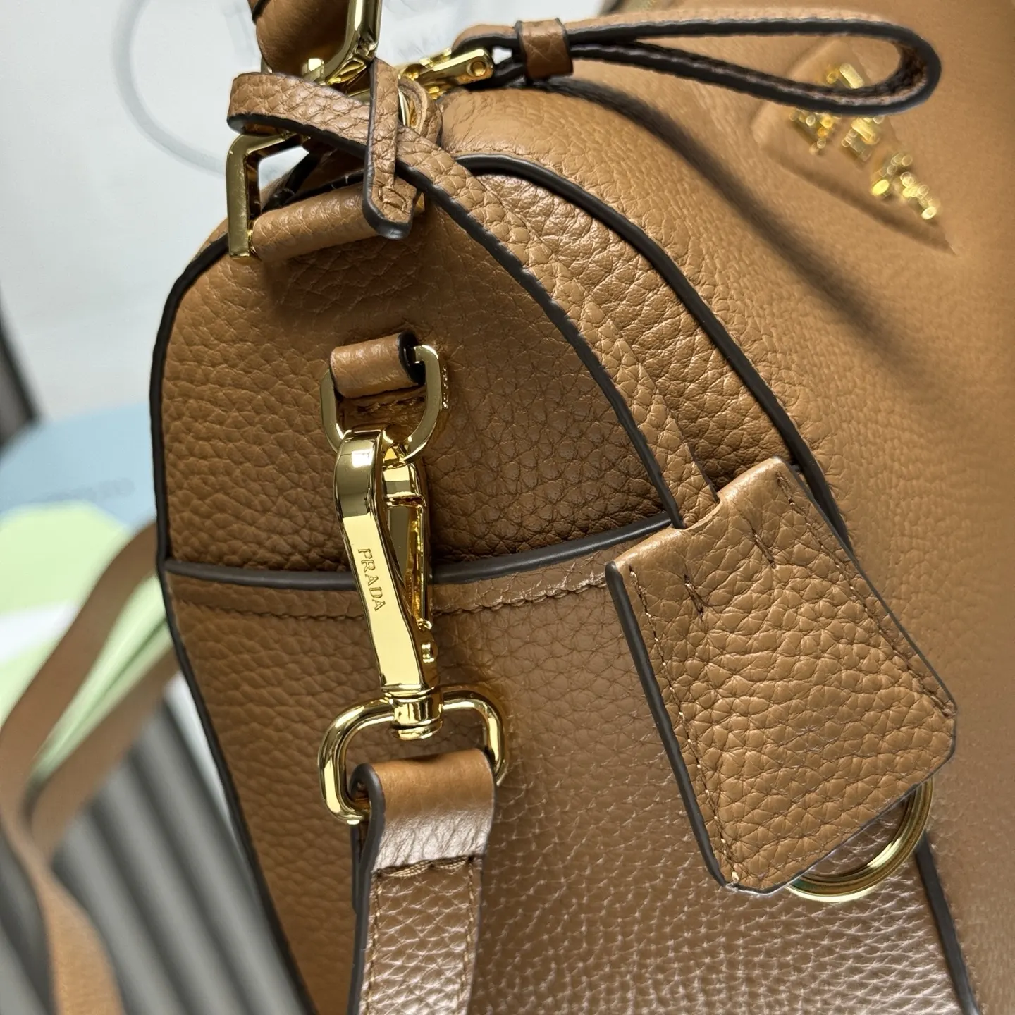 Prada 金色 皮革 斜挎包