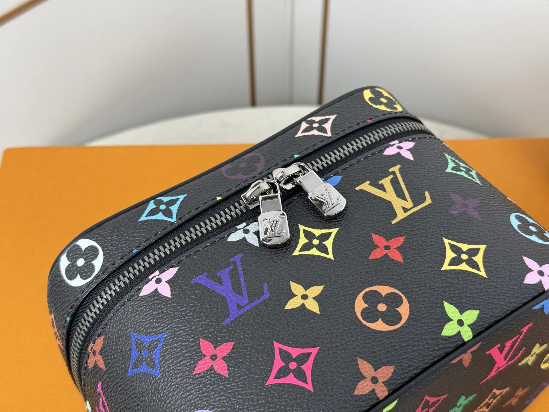 白彩中号 化妝包 便携收納款