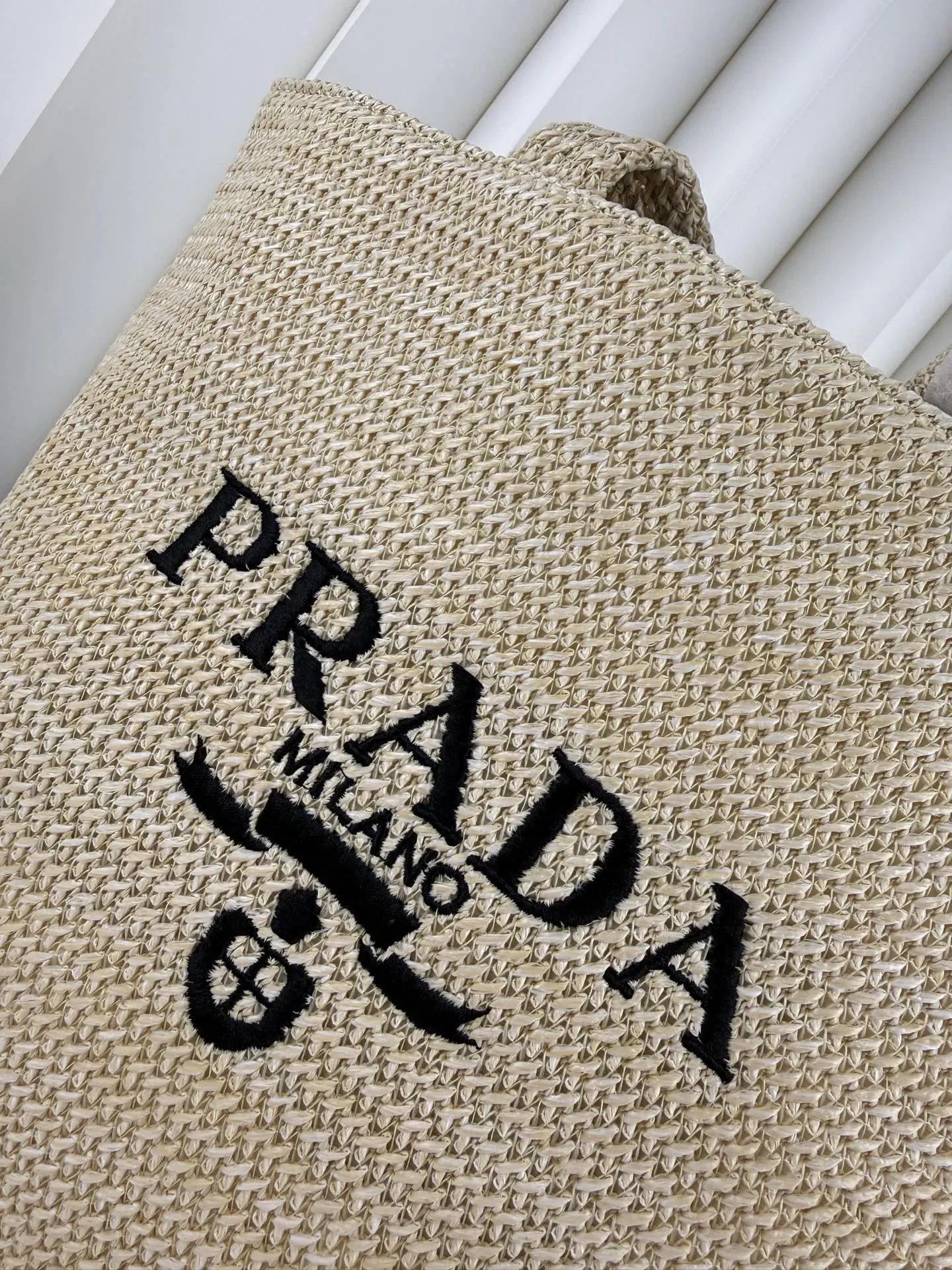 Prada 草编度假包 黑 杏双色 软乎乎编织袋 度 手拿包 精致手拿款
