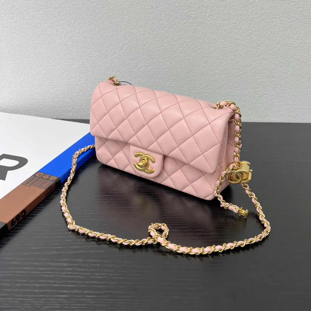 CHANEL 粉色小羊皮菱格链条包 迷你款