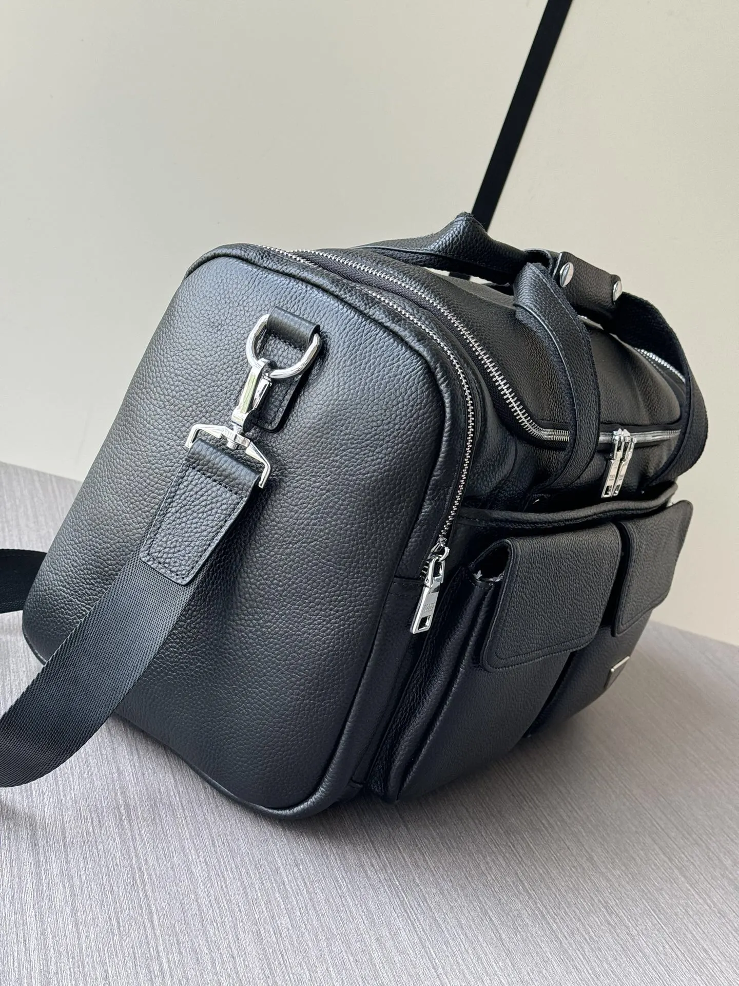 Prada 黑色 牛皮 Logo 旅行包 轻便实用