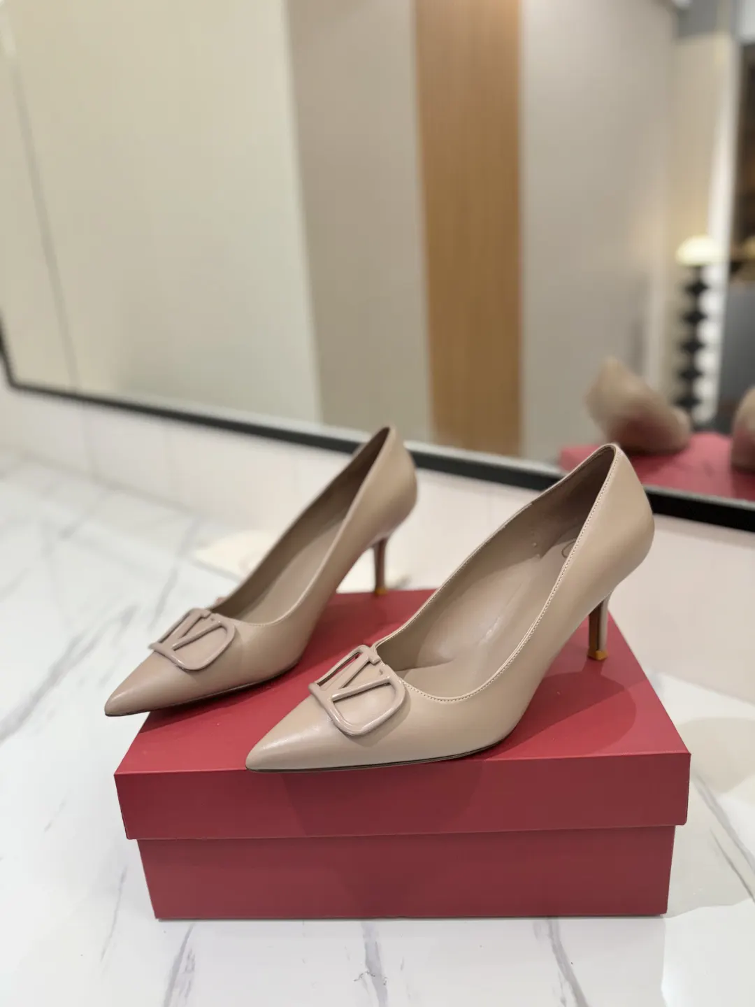 Valentino 金色 平底鞋 通勤约会款