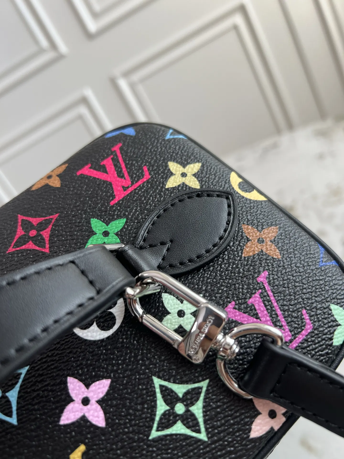 LV 帆布 烟花 庆祝 黑 白彩本 化妝包 便携收納款