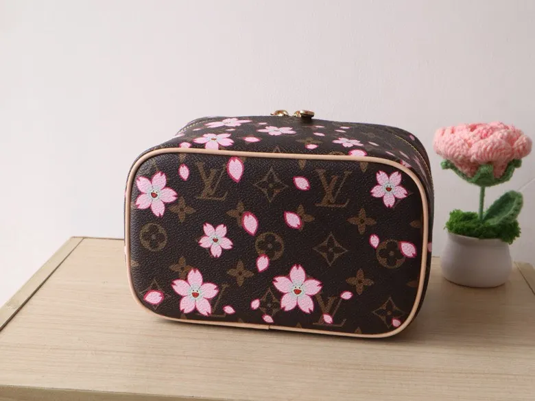LV 牛皮 化妆包 便携收纳款