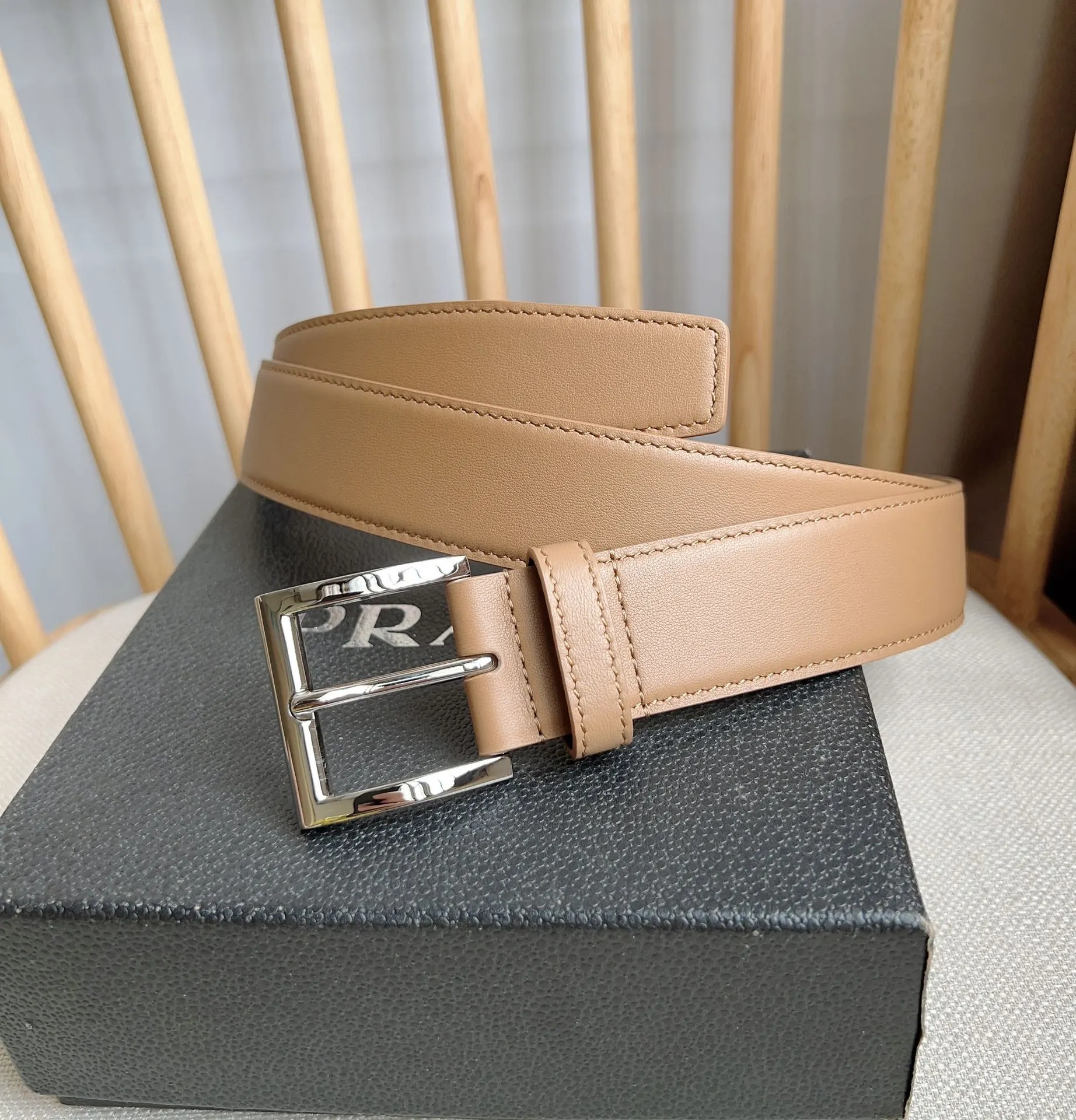 Prada 皮革 腰带 通勤搭配