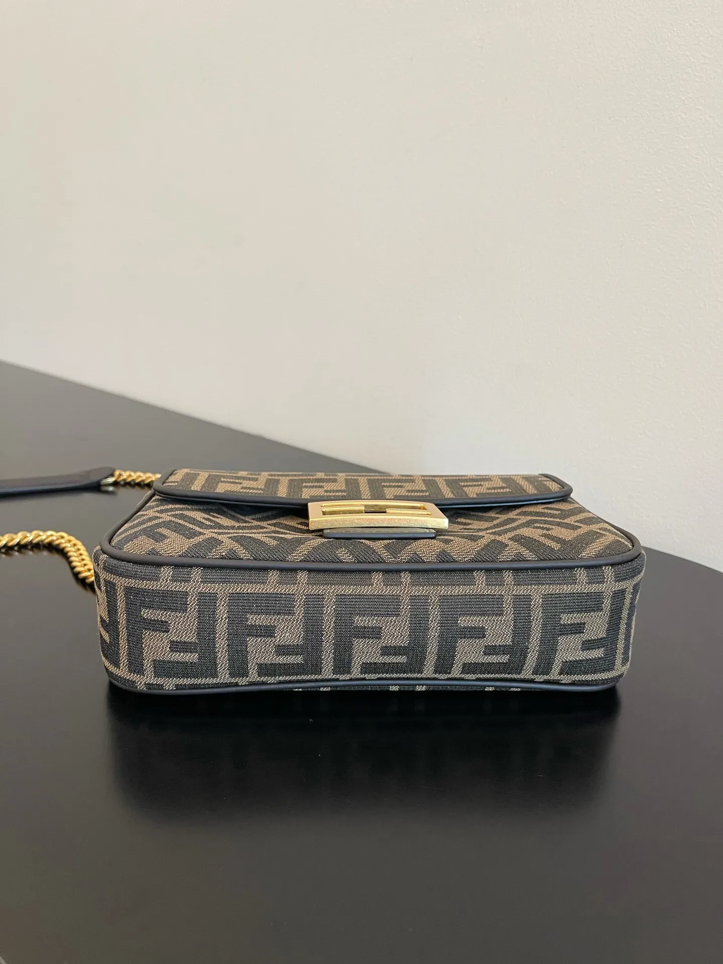 棕色 老花 提花 中号鏈條款老花法棍 Iconic Baguette链 腋下包 復古腋下背款(數字9) 棕色 老花 提花 中号鏈條款老花法棍 Iconic Baguette链 腋下包 復古腋下背款(數字9)