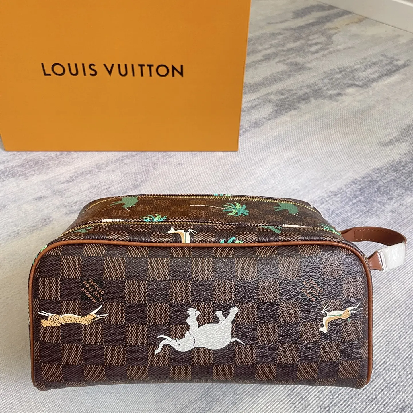 LV 牛皮 皮質宽手柄可舒適提携 亦可置于挂钩上 实乃不可或缺的 化妝包 便携收納款