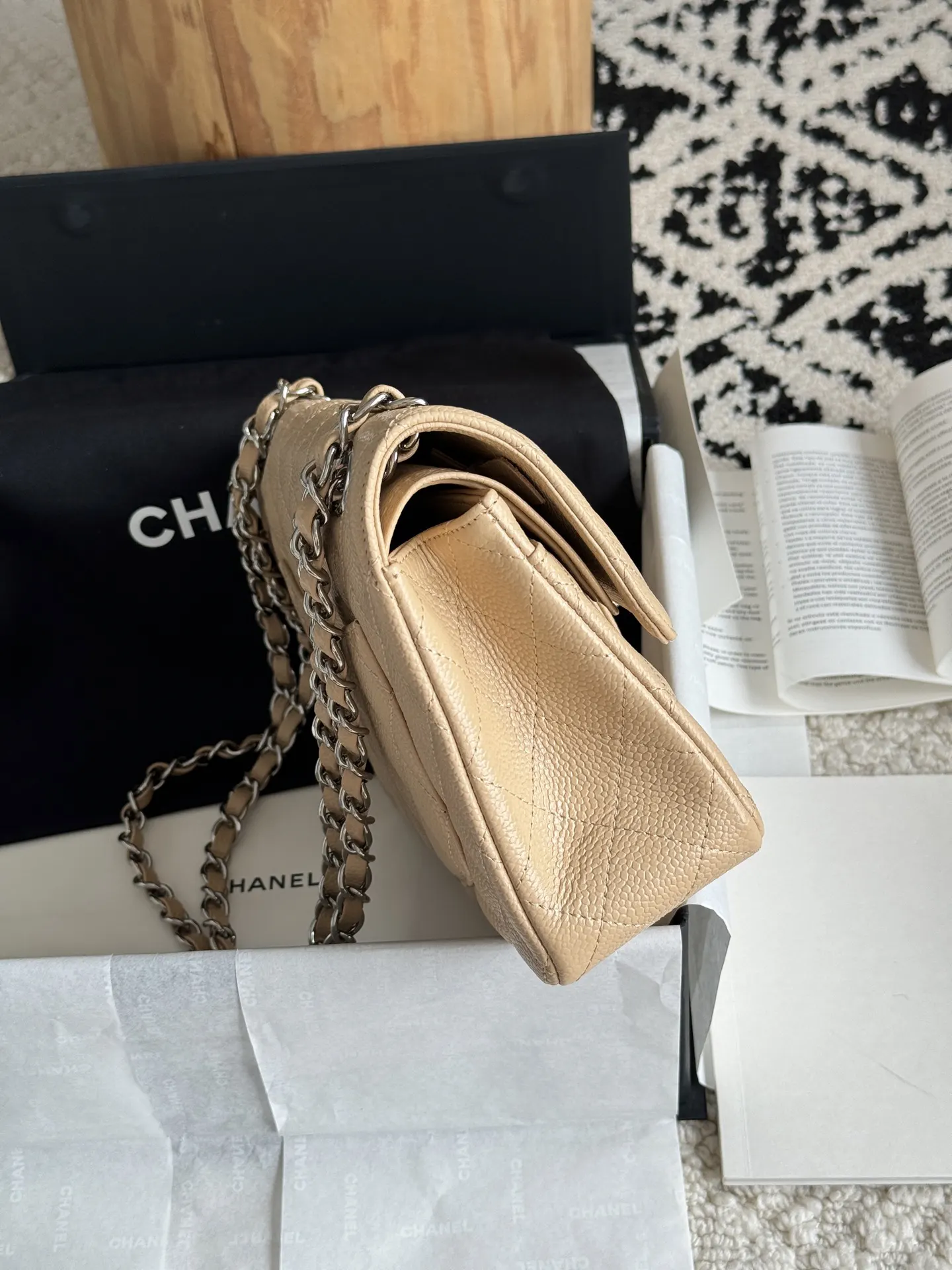 Chanel 米色荔枝纹牛皮翻盖链条包 金扣