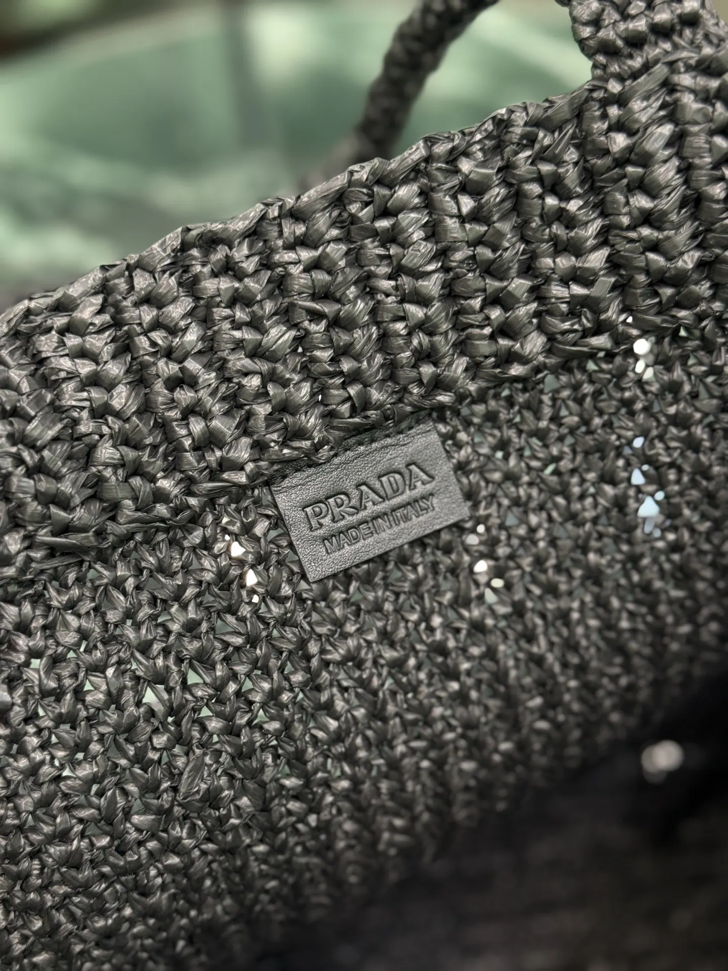 Prada 正面标志性的刻字徽标刺繡巧妙点缀廓形 托特包 大容量托特款