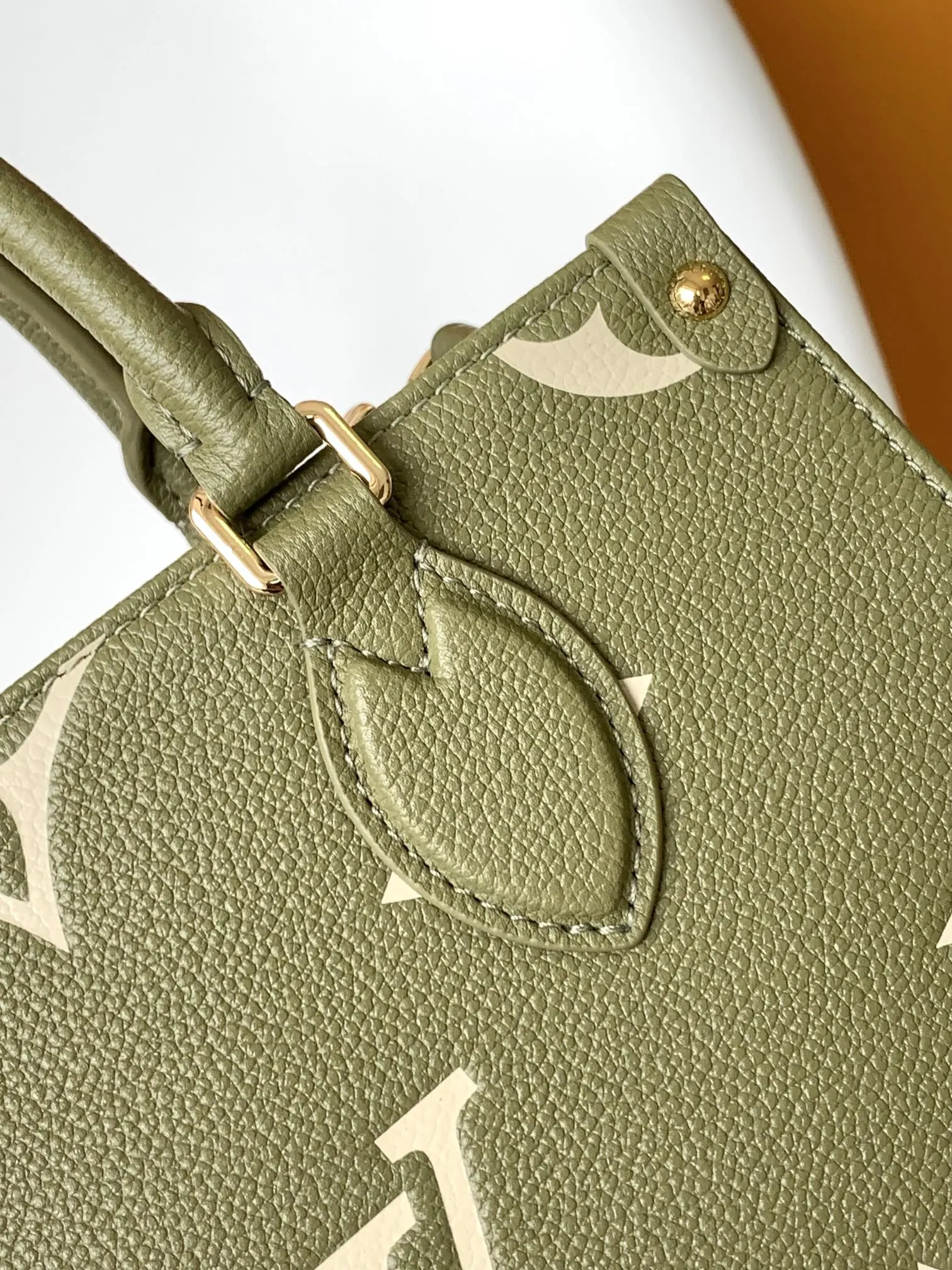 LV Onthego green, tote bag, large-capacity commuter model Image 5 LV Onthego green, tote bag, large-capacity commuter model Image 5