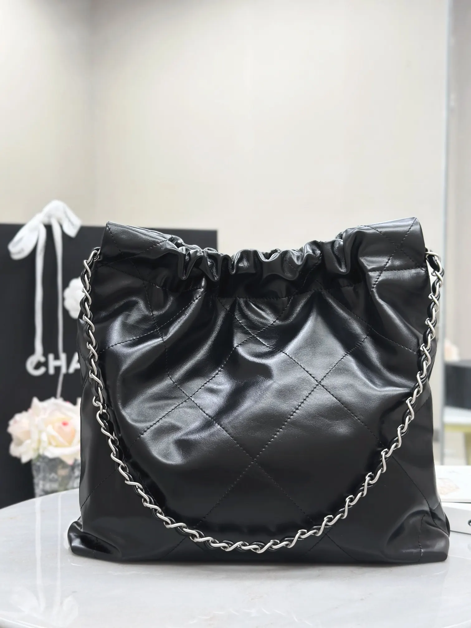 CHANEL 22 Bag 黑色牛皮束口链条包 旅行款