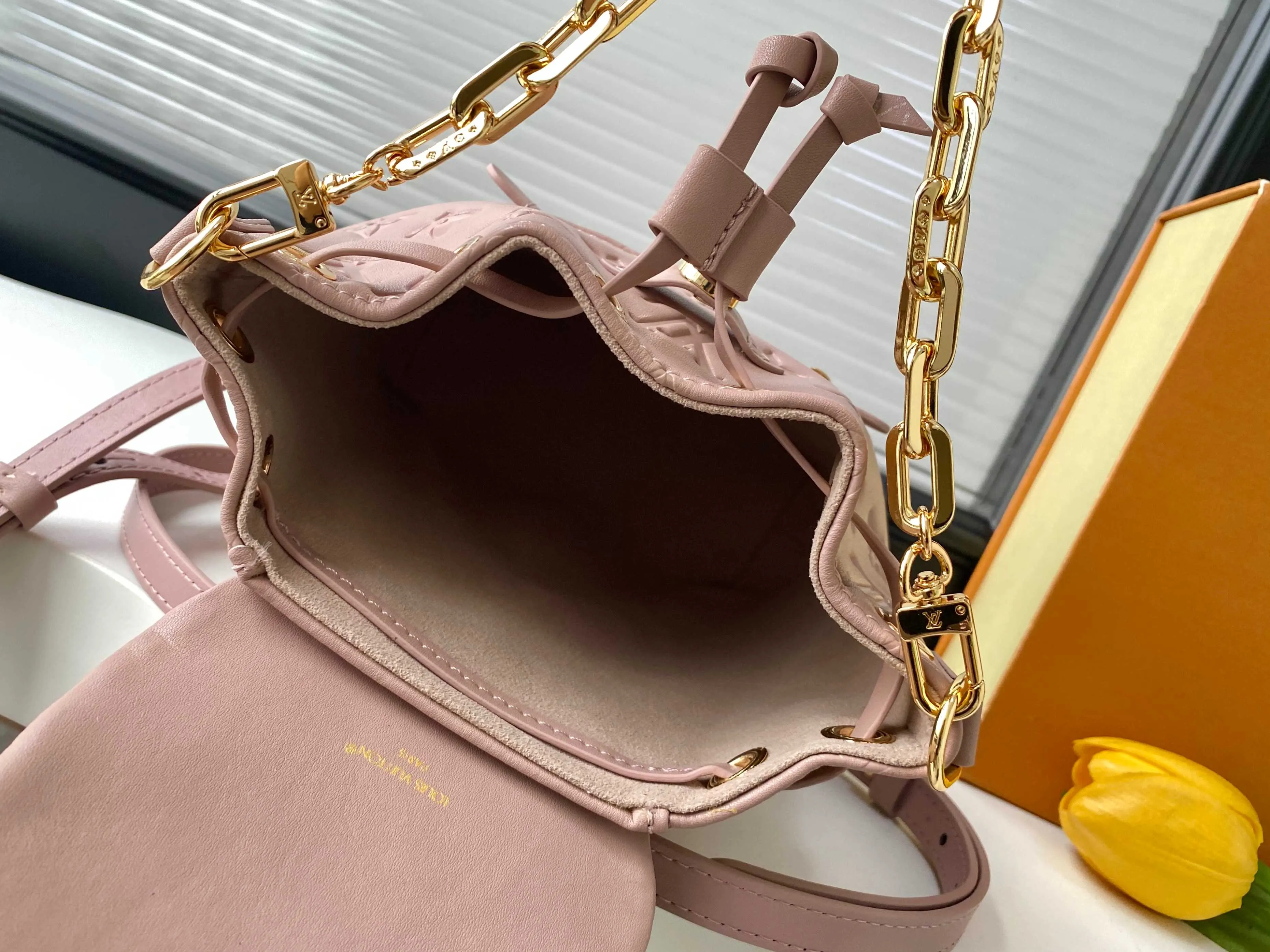 LV 黑色 粉色 牛皮 雙肩包 实用雙肩款(數字9) LV 黑色 粉色 牛皮 雙肩包 实用雙肩款(數字9)