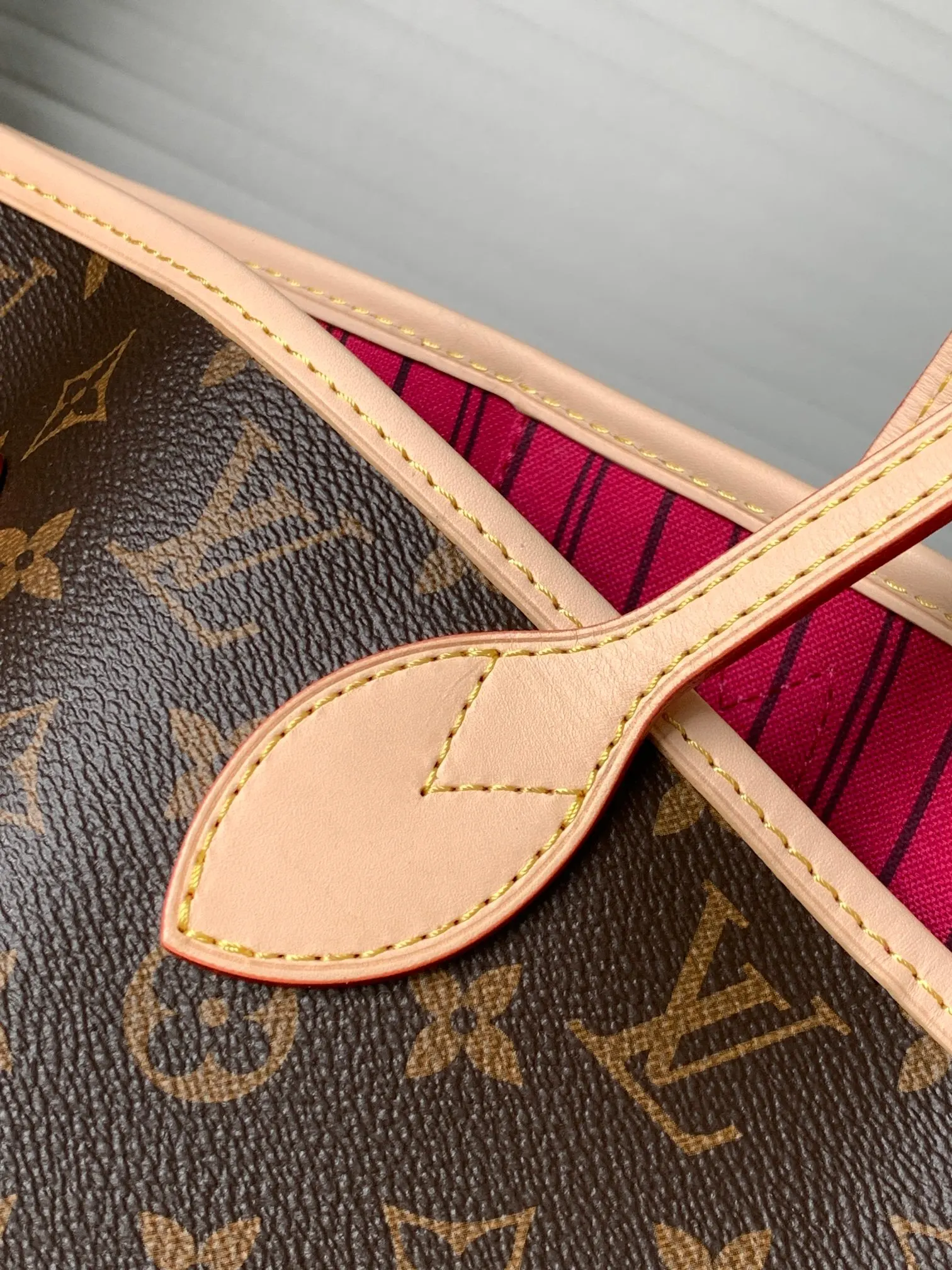 LV Neverfull 老花 金色 牛皮 手拿包 精致手拿款