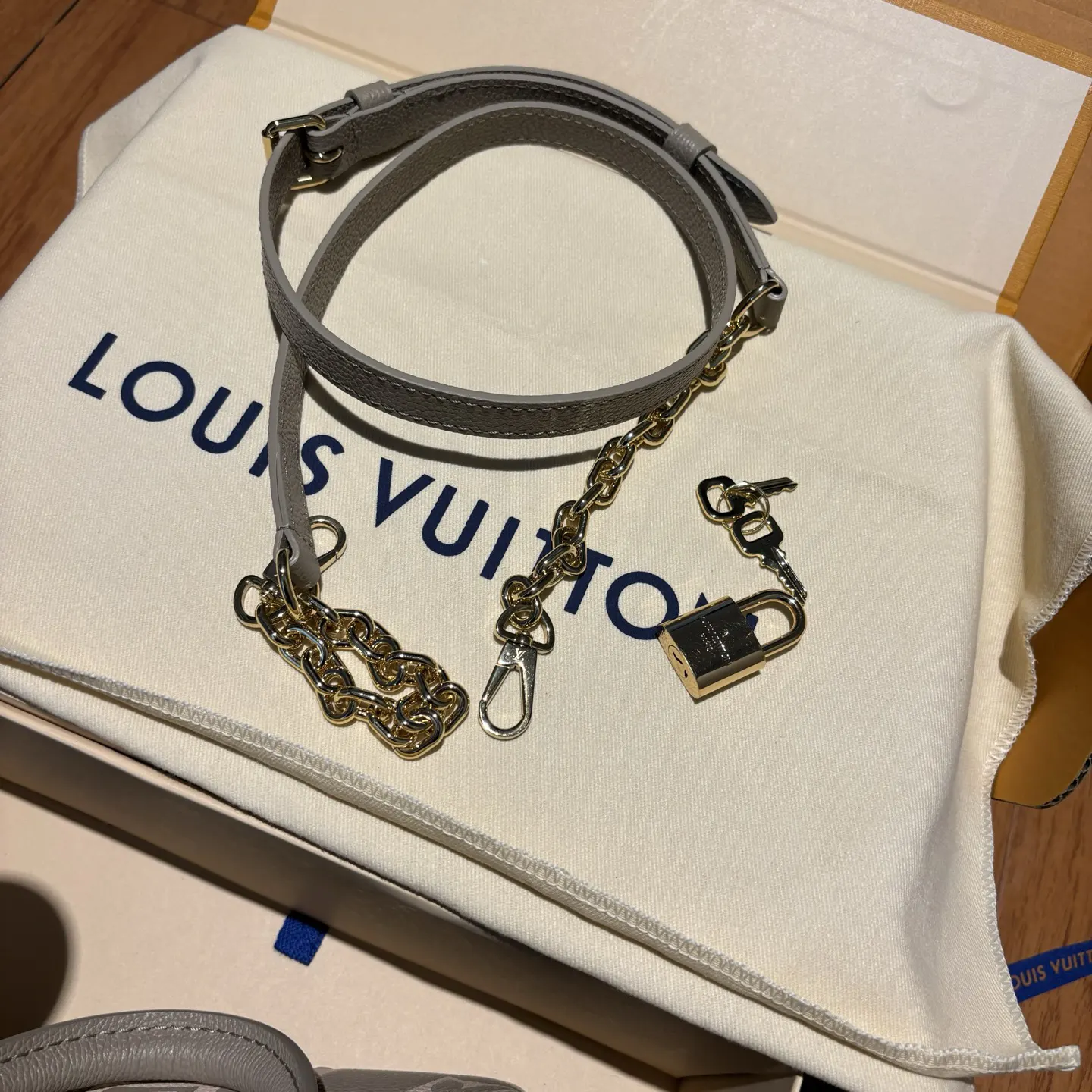 客户定制的渠道尾单货 多做的數量 庫存已经稳定了 放 水桶包 休閒水桶款