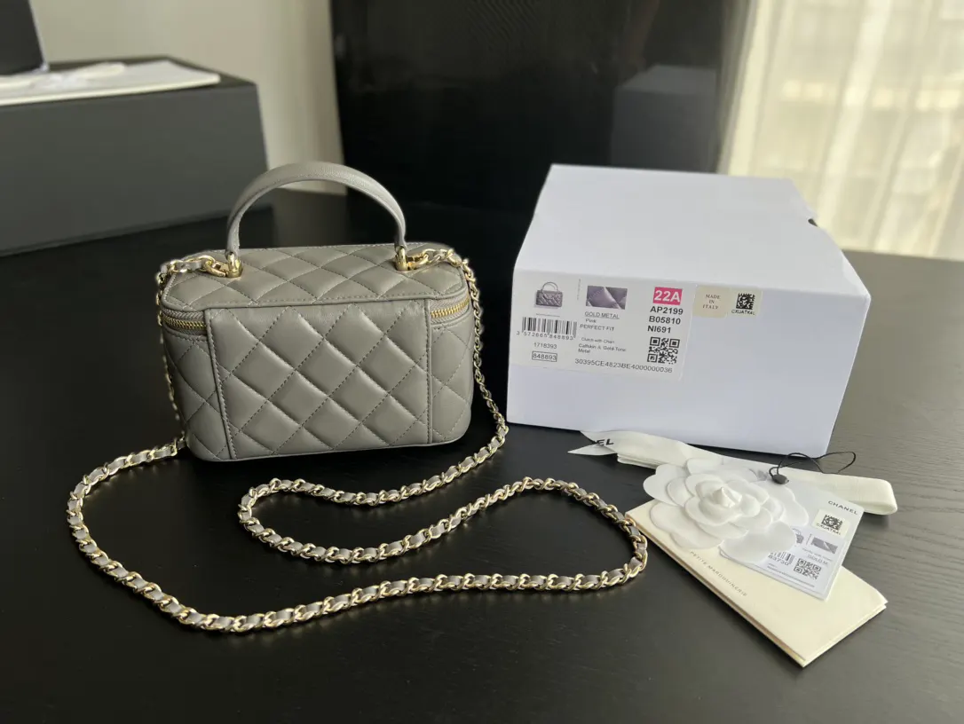 CHANEL 22 Bag 米色羊皮链条包 金扣款