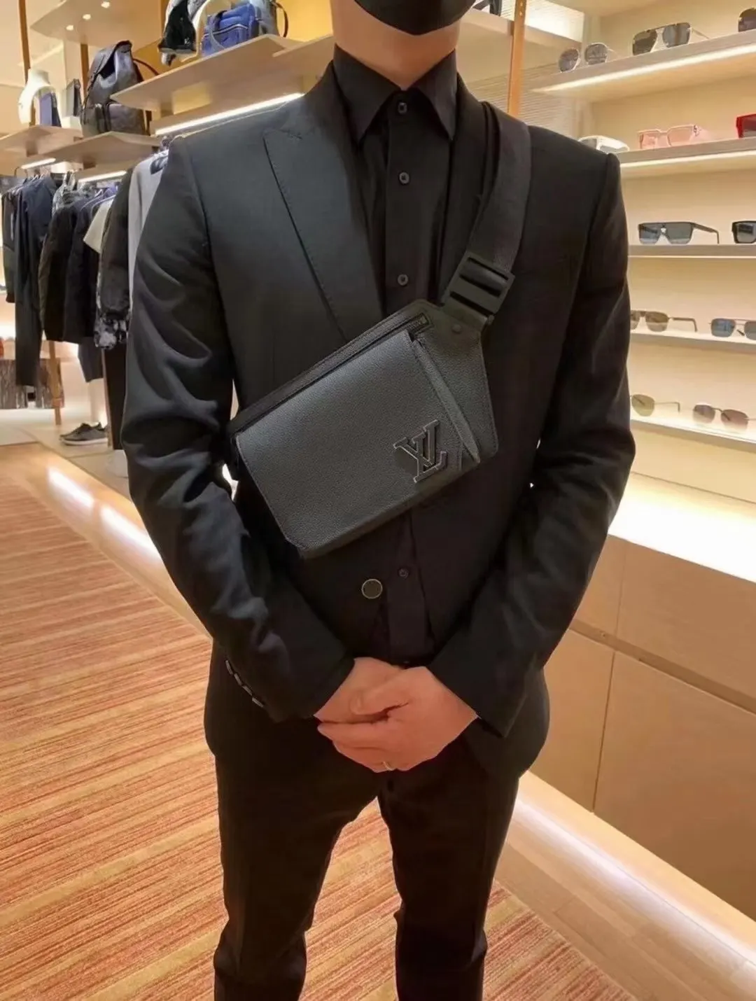 LV 小牛皮 钝角翻盖和磁扣开启充裕主隔层 拉链袋再添一重保护 腰包 休闲腰包款