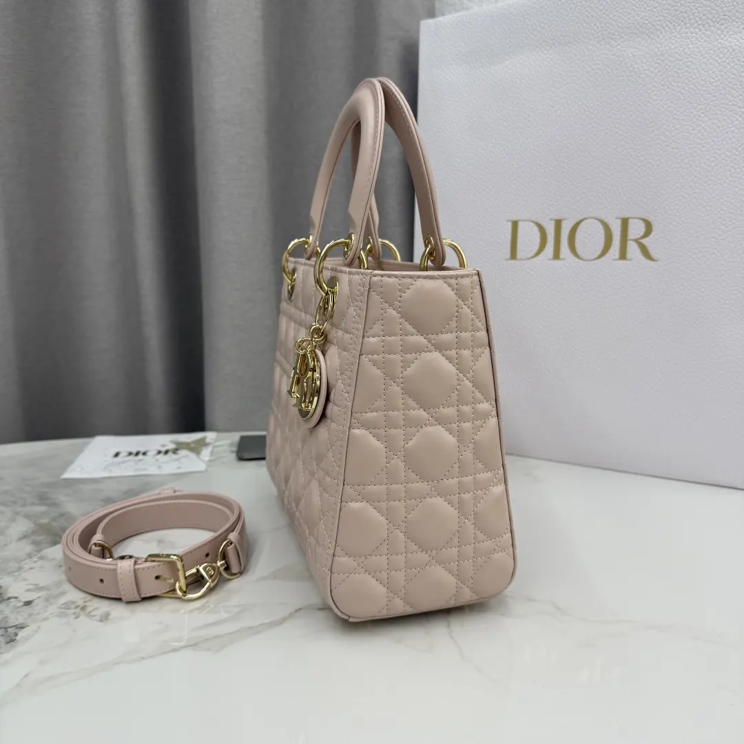 Dior Lady Dior 米色羊皮卡夹 标签细节款