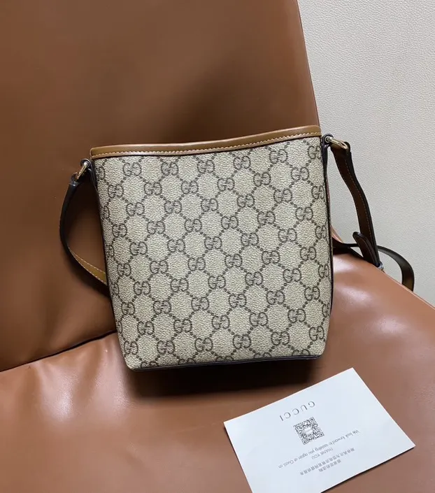 Gucci GG Emblem 水桶包 休閒水桶款