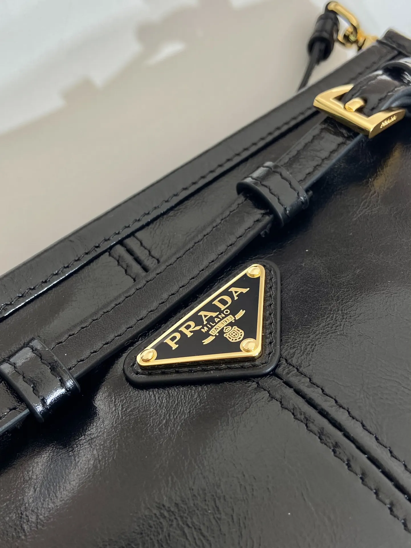 PRADA 斜挎包 日常通勤款