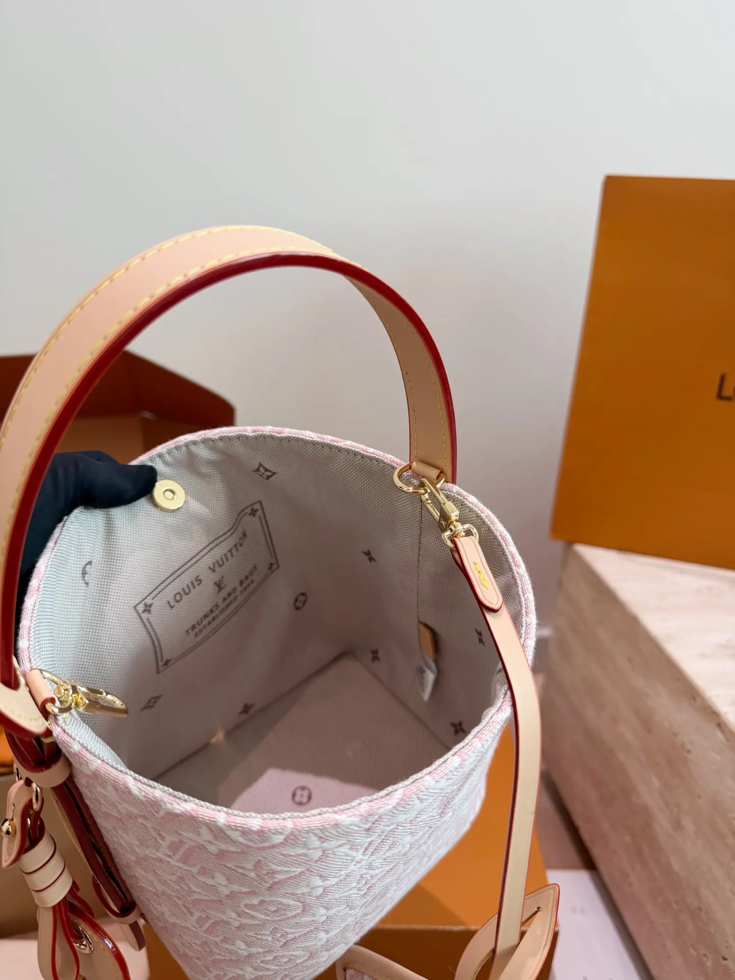 LV 牛皮 浅色帆布轻微防水 日常通勤或休閒都很適合 斜背包 輕便斜挎款