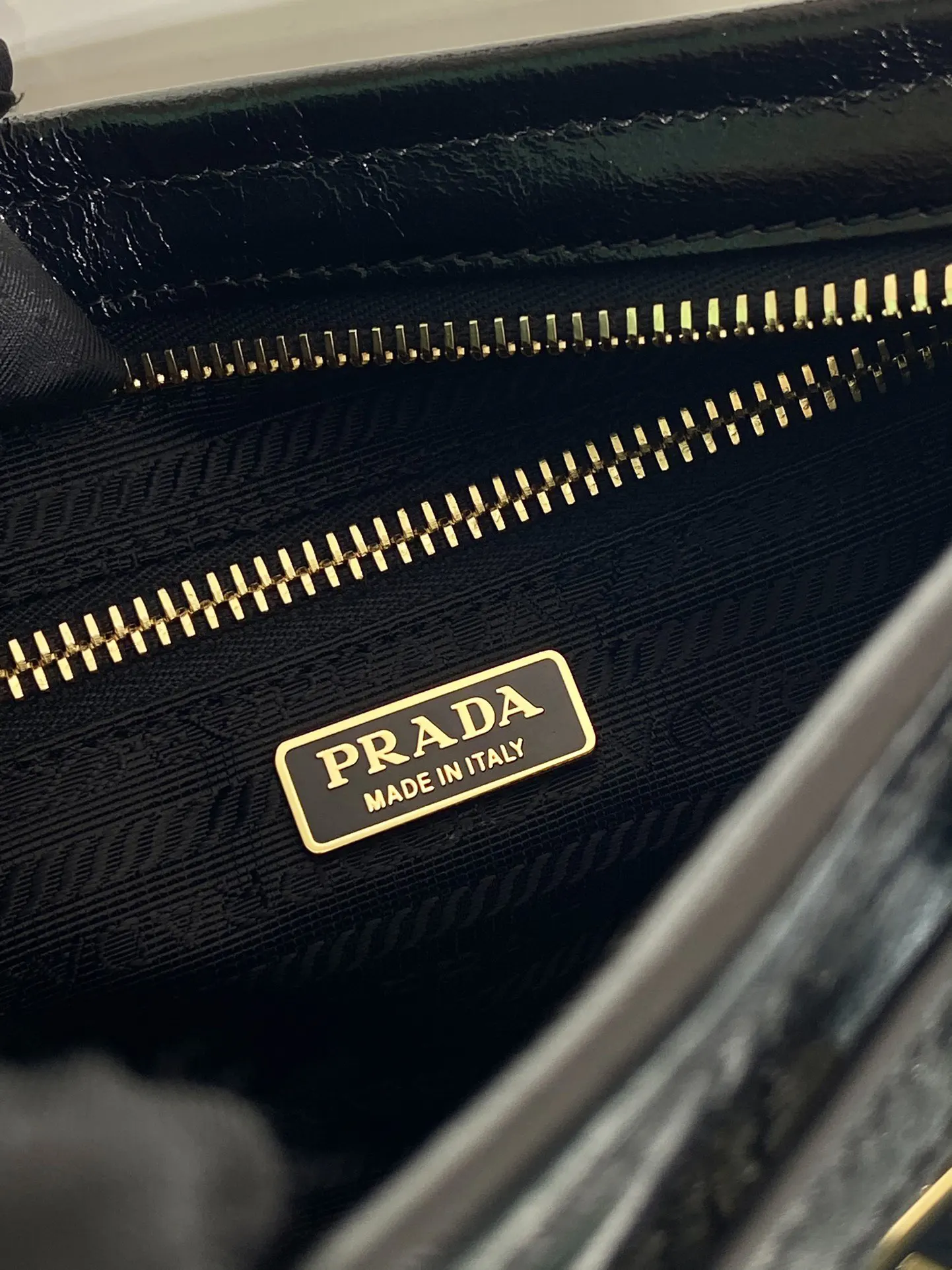 PRADA 斜挎包 日常通勤款