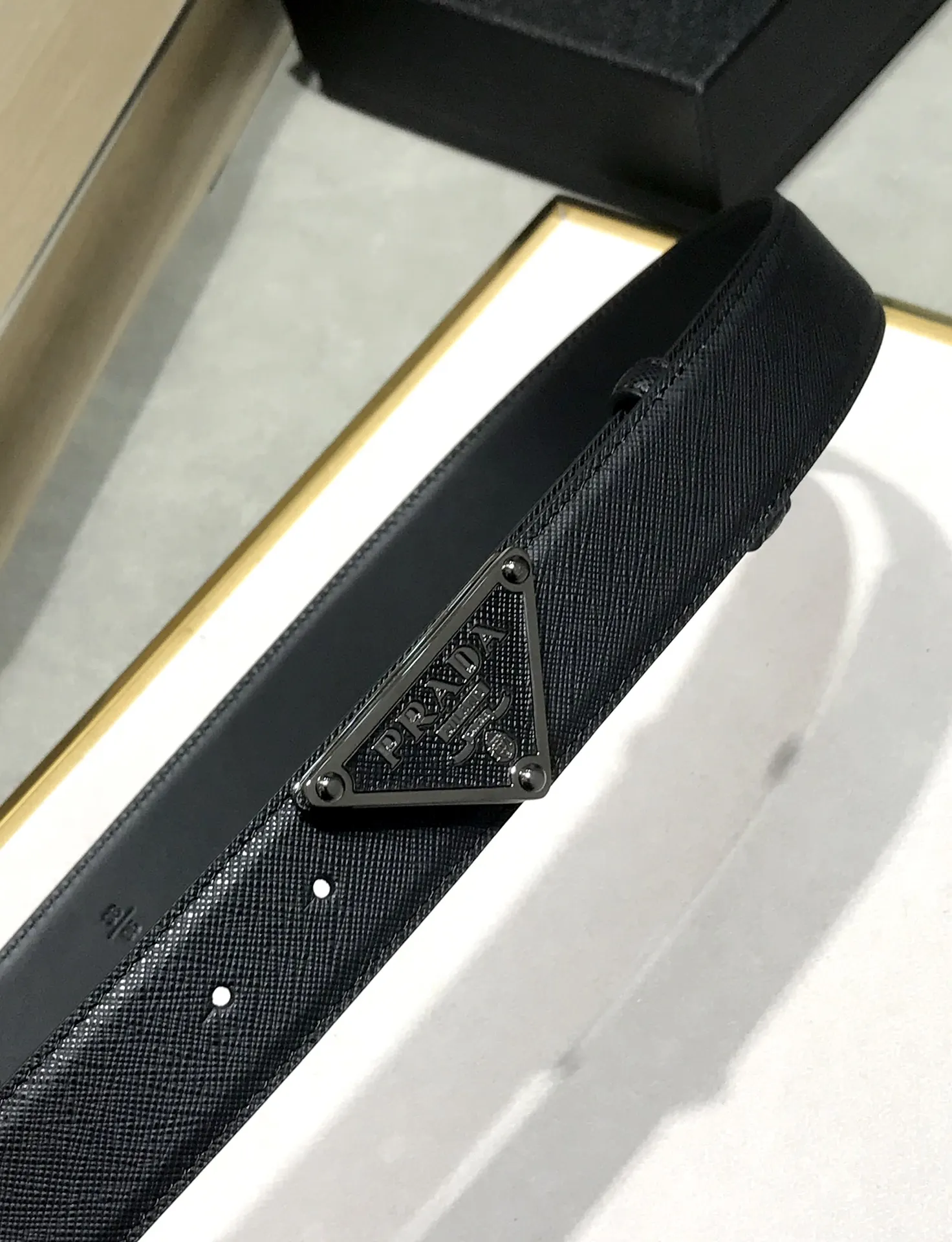 Prada 牛皮 三角标 腰带 通勤搭配