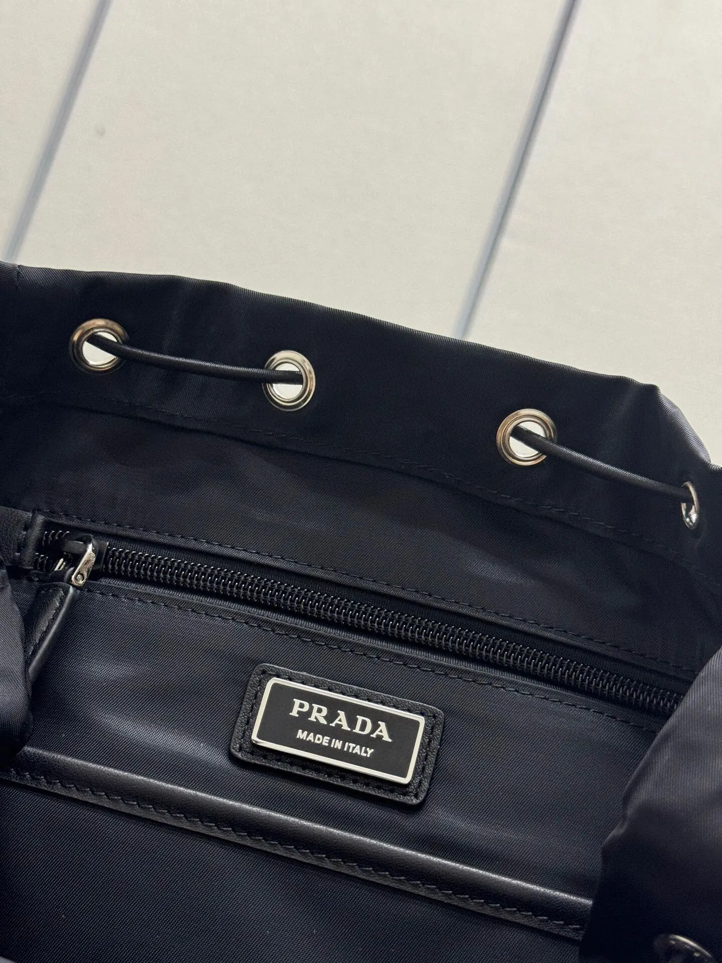 Prada 尼龙 牛皮 双肩背包 轻便实用