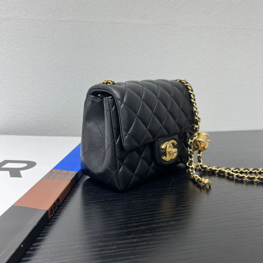 CHANEL 黑色小羊皮菱格链条包 金扣款