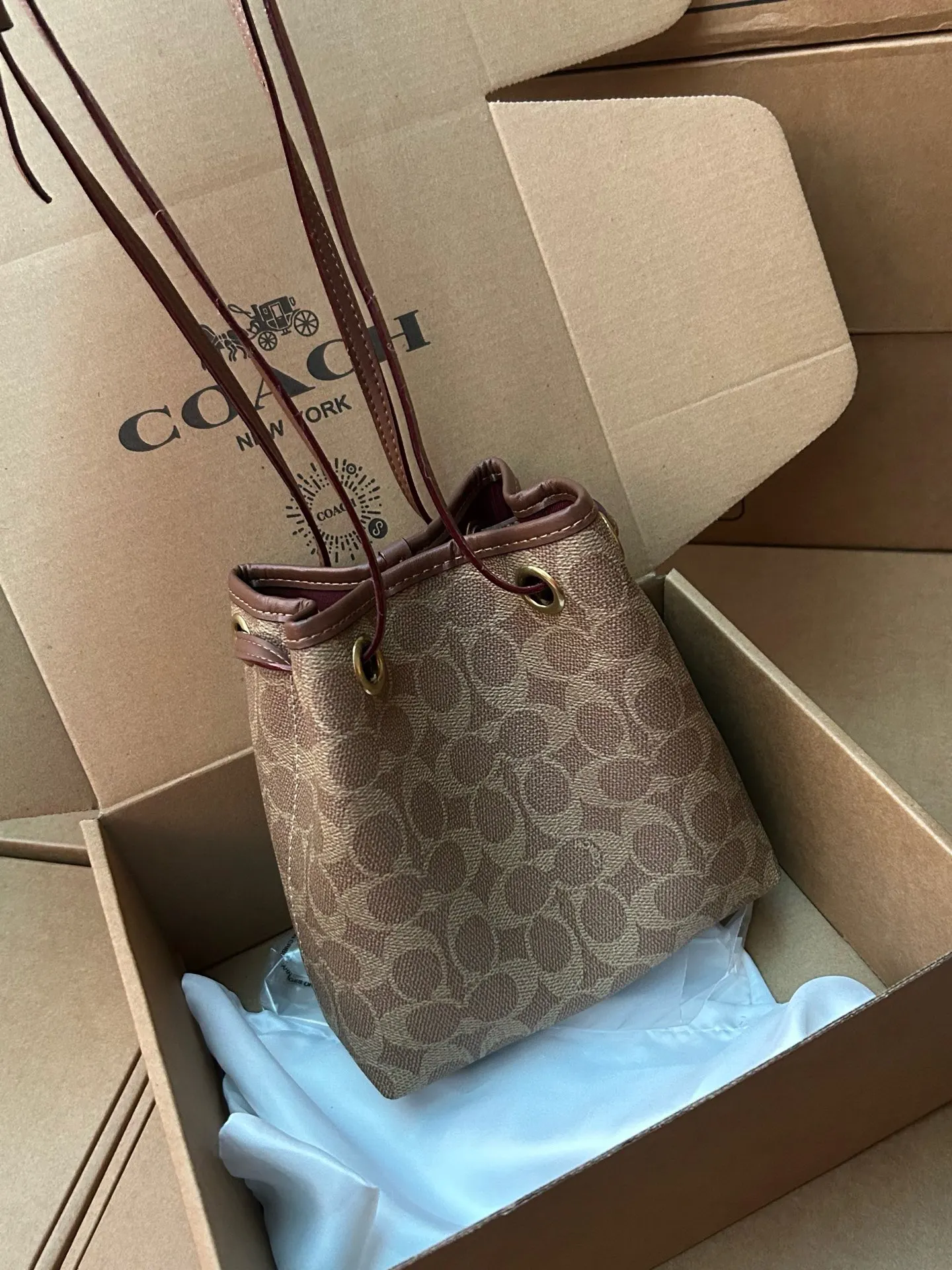 Coach 老花 小巧福袋水桶造型 简约又有辨识度 经典老花细调节肩带 水桶包 休闲水桶款