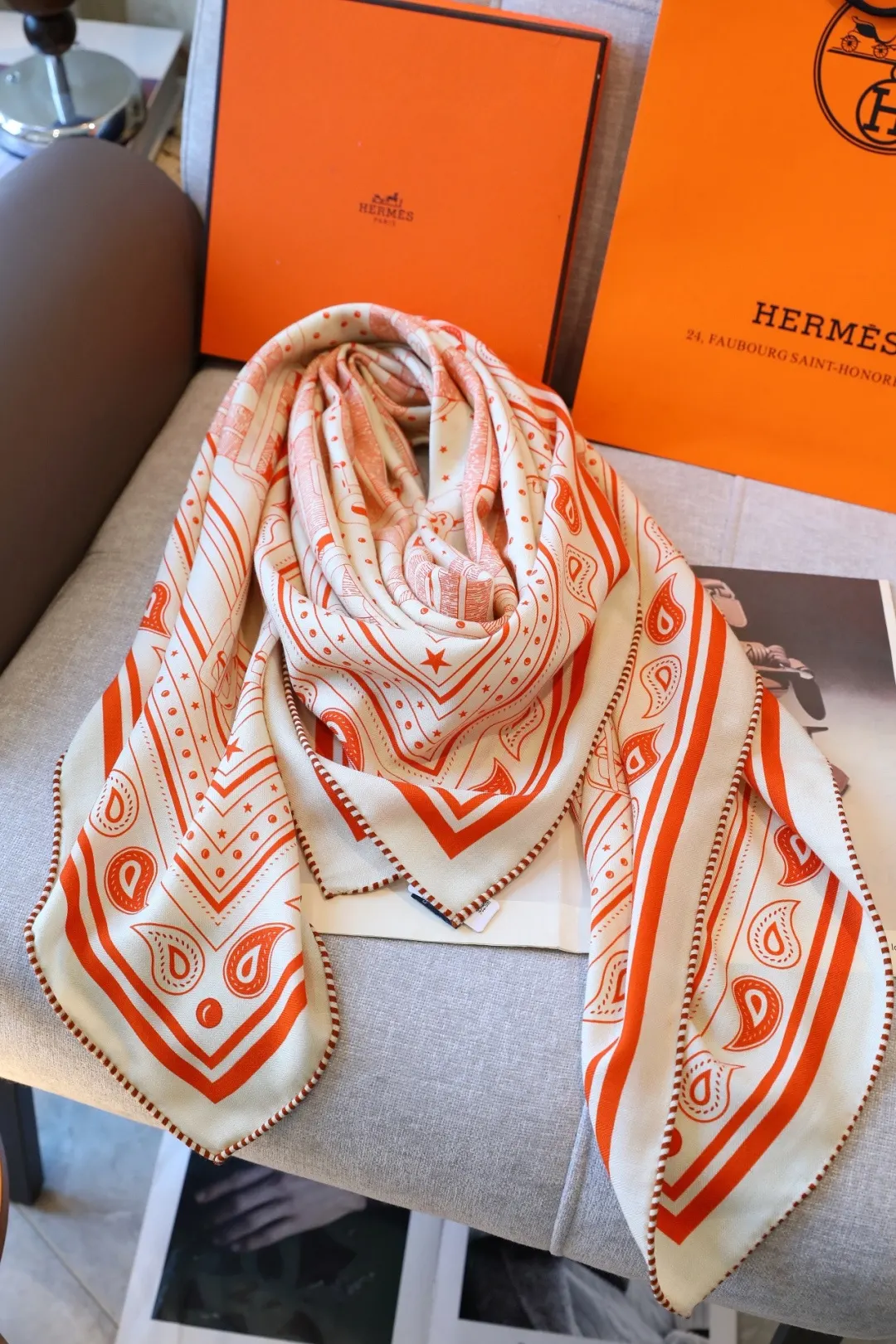 Hermès 白色 丝巾 精致配饰
