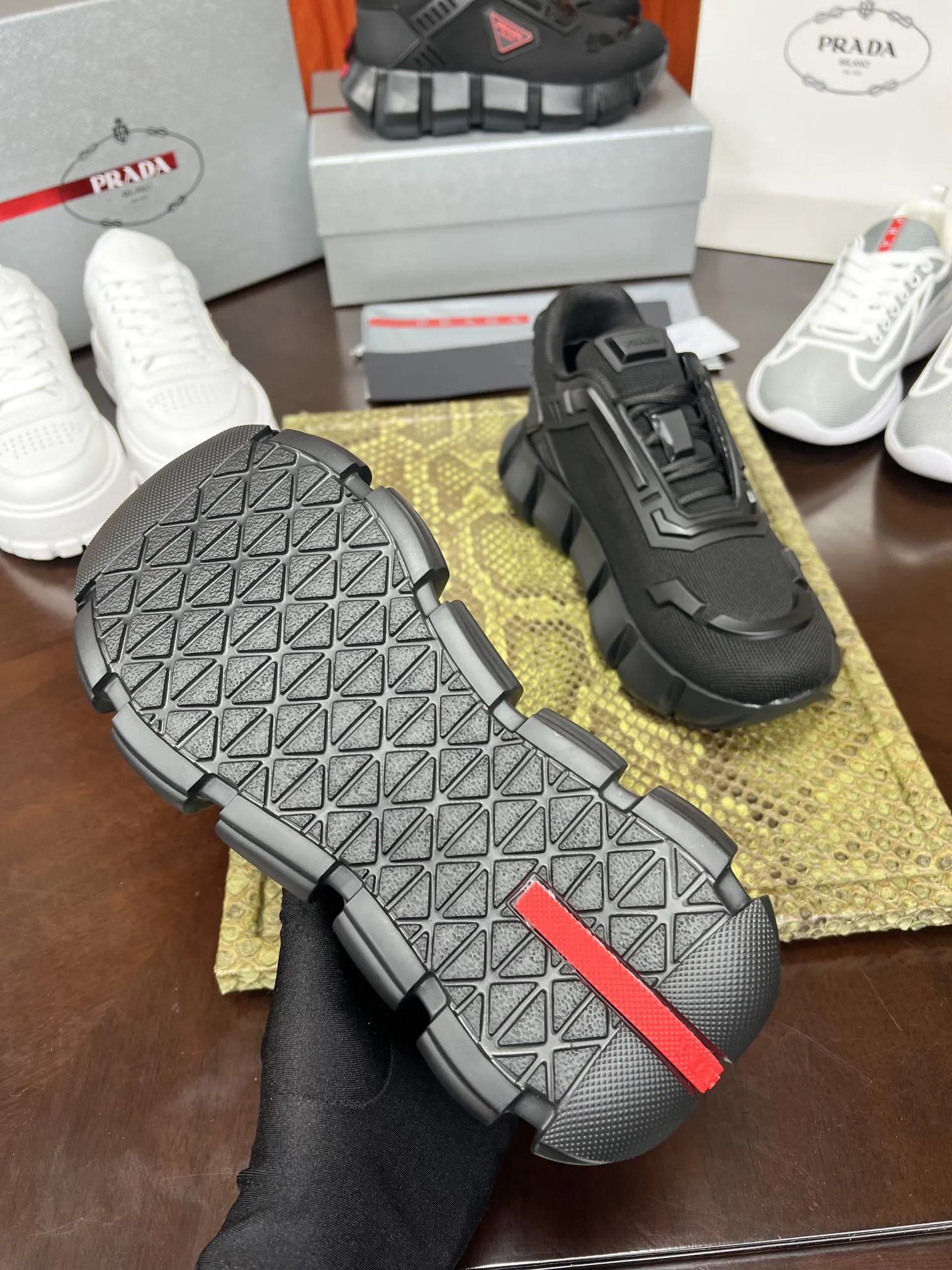 Prada 牛皮 休闲鞋 舒适